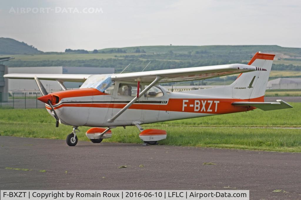 F-BXZT, 1975 Reims F172M ll Skyhawk C/N 1330, Parked
