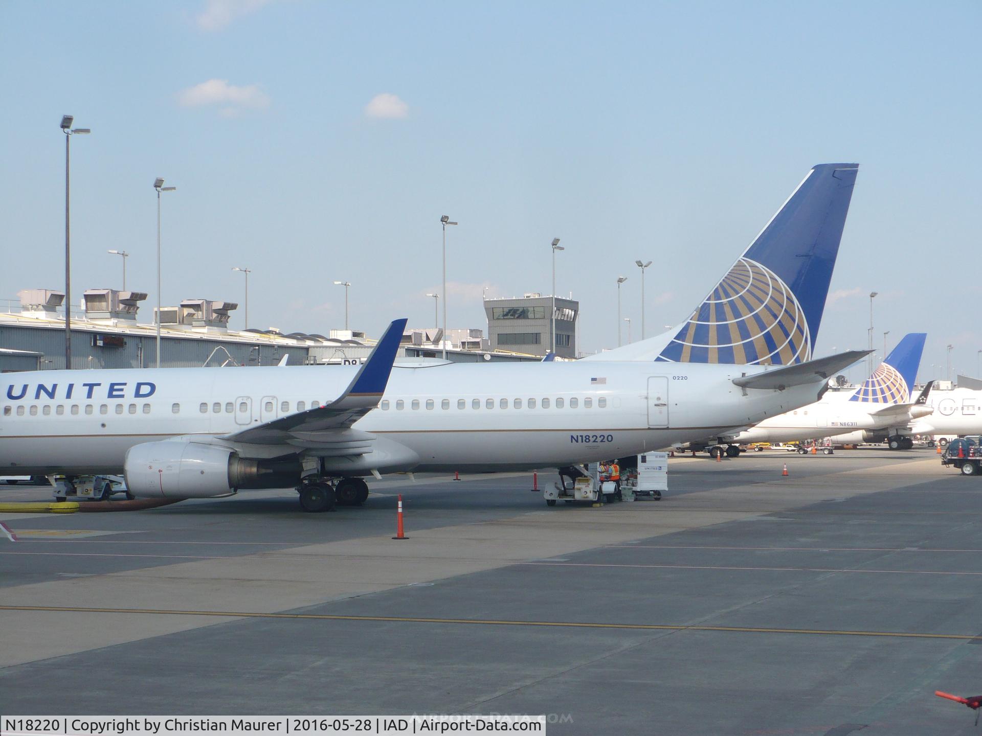 N18220, 1998 Boeing 737-824 C/N 28929, United 738