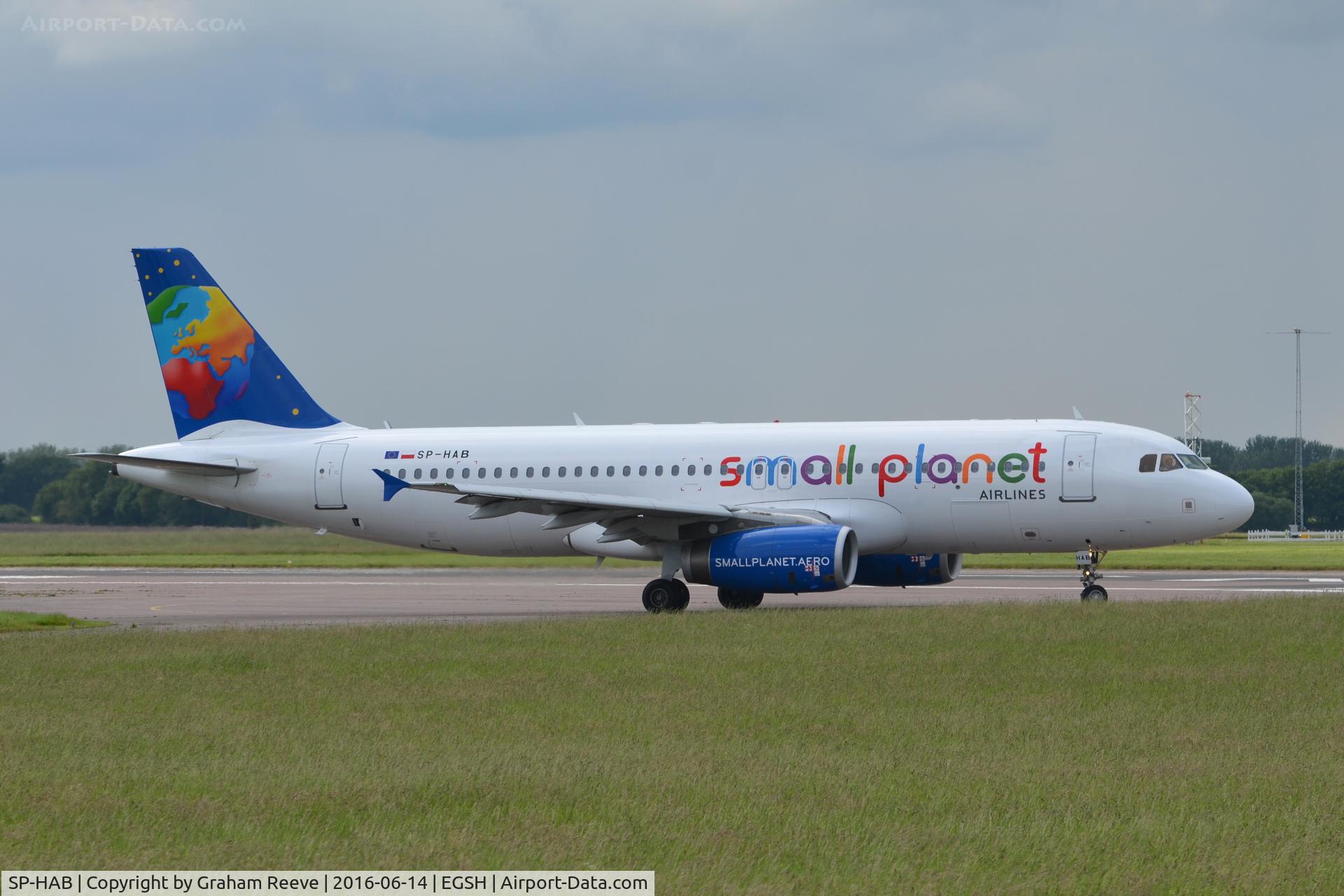 SP-HAB, 2001 Airbus A320-232 C/N 1411, About to depart from Norwich.