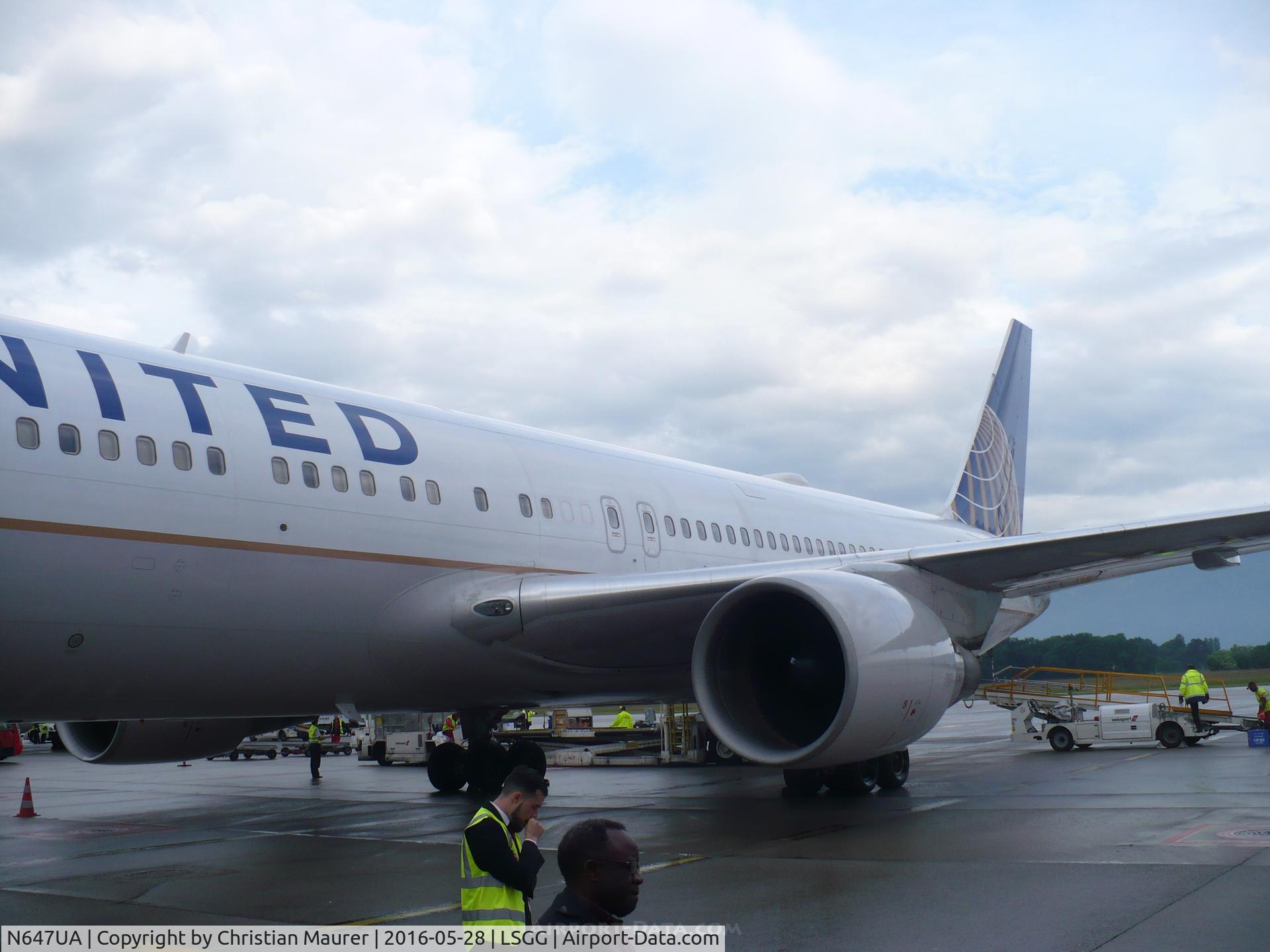 N647UA, 1992 Boeing 767-322 C/N 25284, Close Up View of Bird #6447