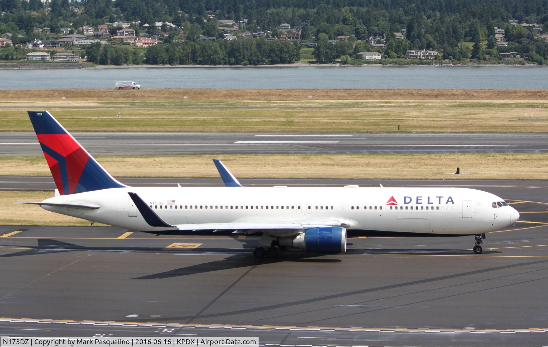 N173DZ, 1998 Boeing 767-332ER C/N 29692, Boeing 767-300