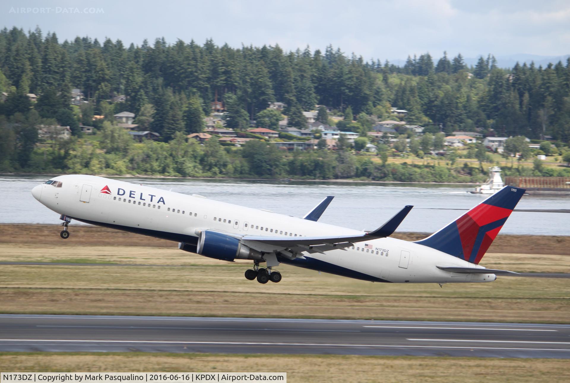 N173DZ, 1998 Boeing 767-332ER C/N 29692, Boeing 767-300