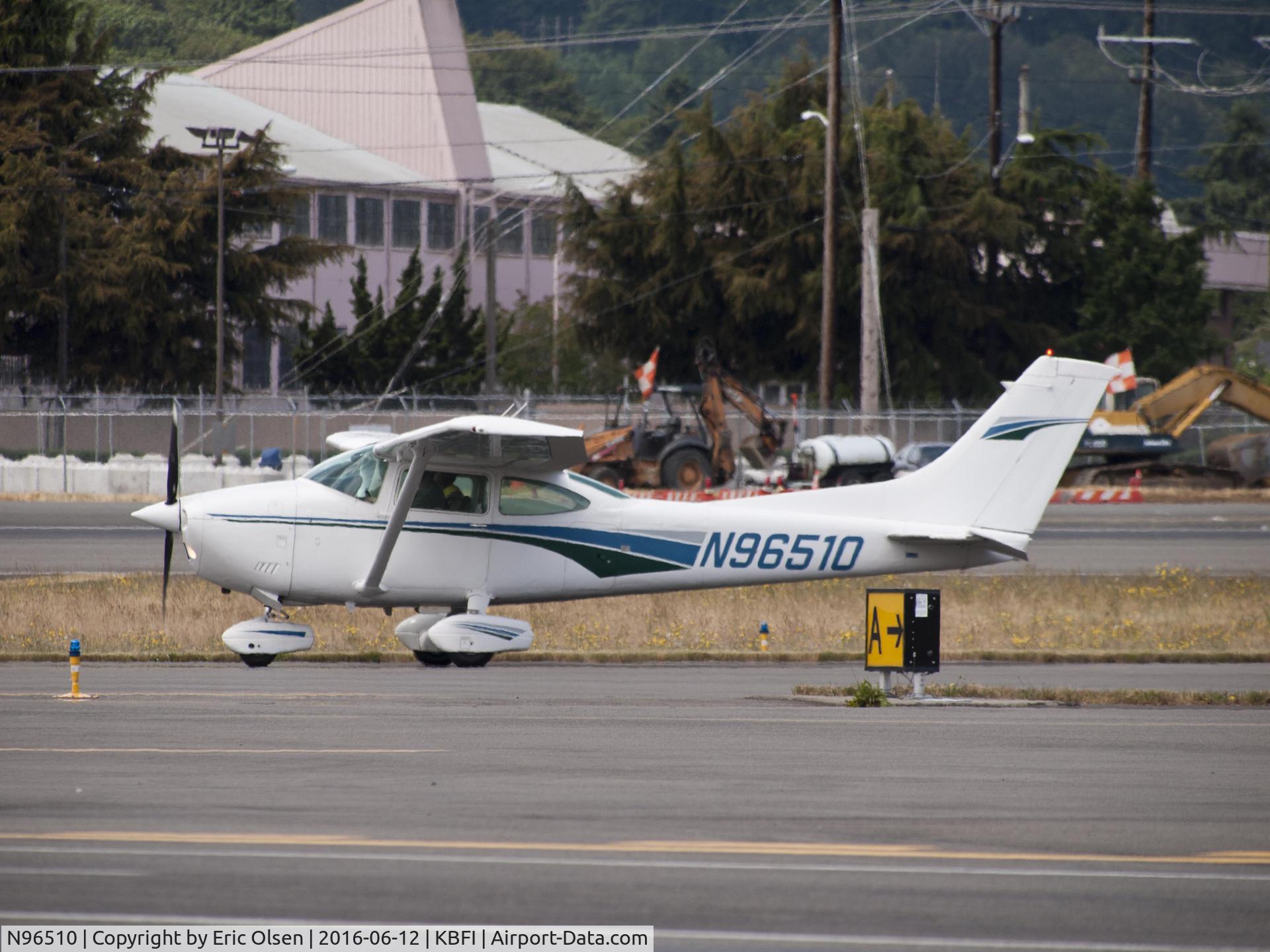 N96510, 1978 Cessna 182Q Skylane C/N 18266746, Cessna 182 waiting to takeoff.