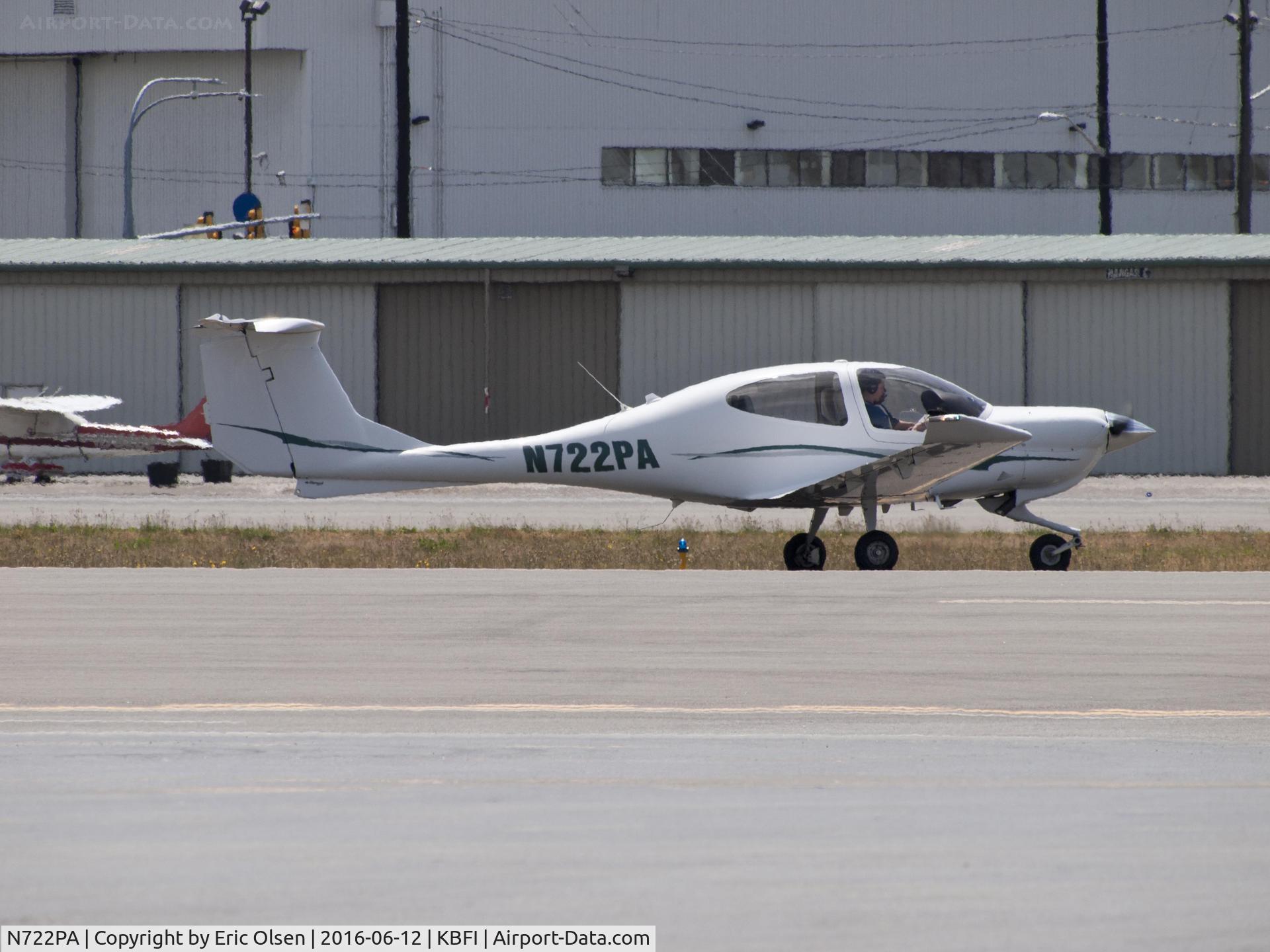 N722PA, 2006 Diamond DA-40 Diamond Star C/N 40.727, Diamond DA-40 taxing out for takeoff.