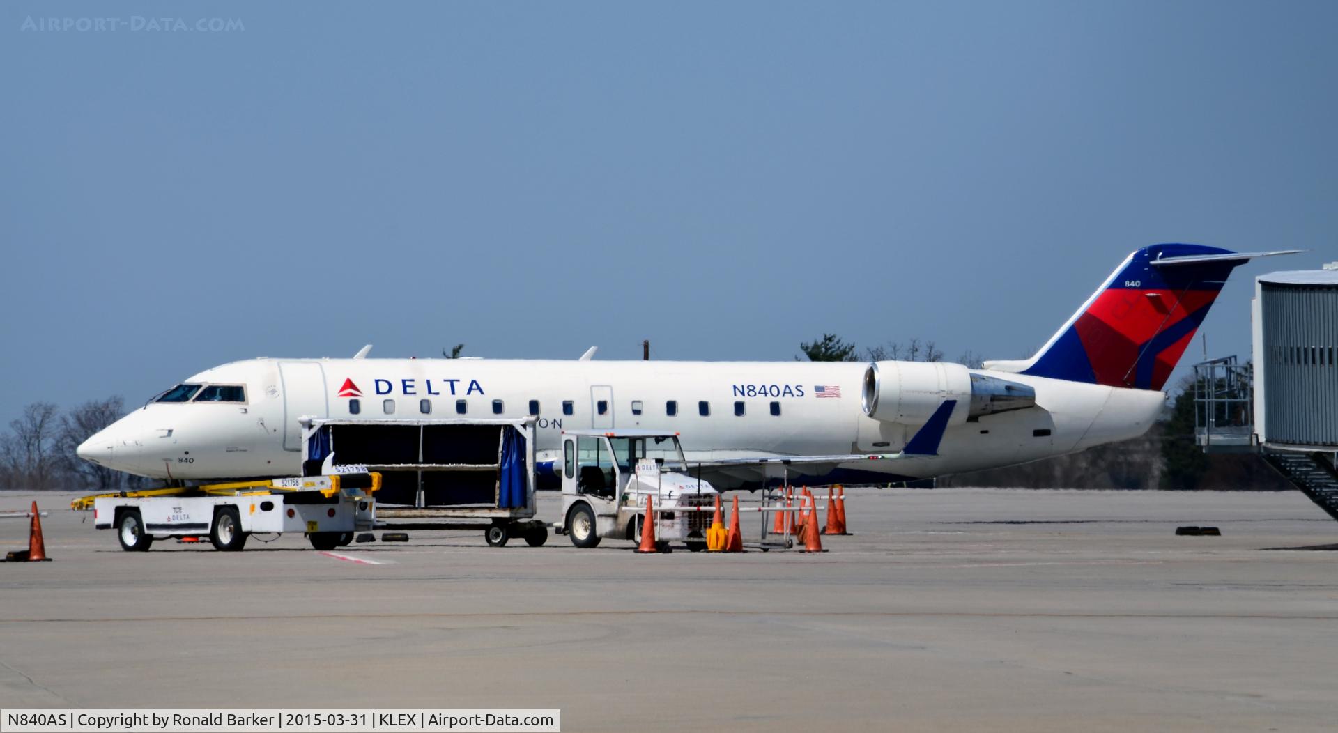 N840AS, 1999 Bombardier CRJ-200ER (CL-600-2B19) C/N 7290, Taxi Lexington
