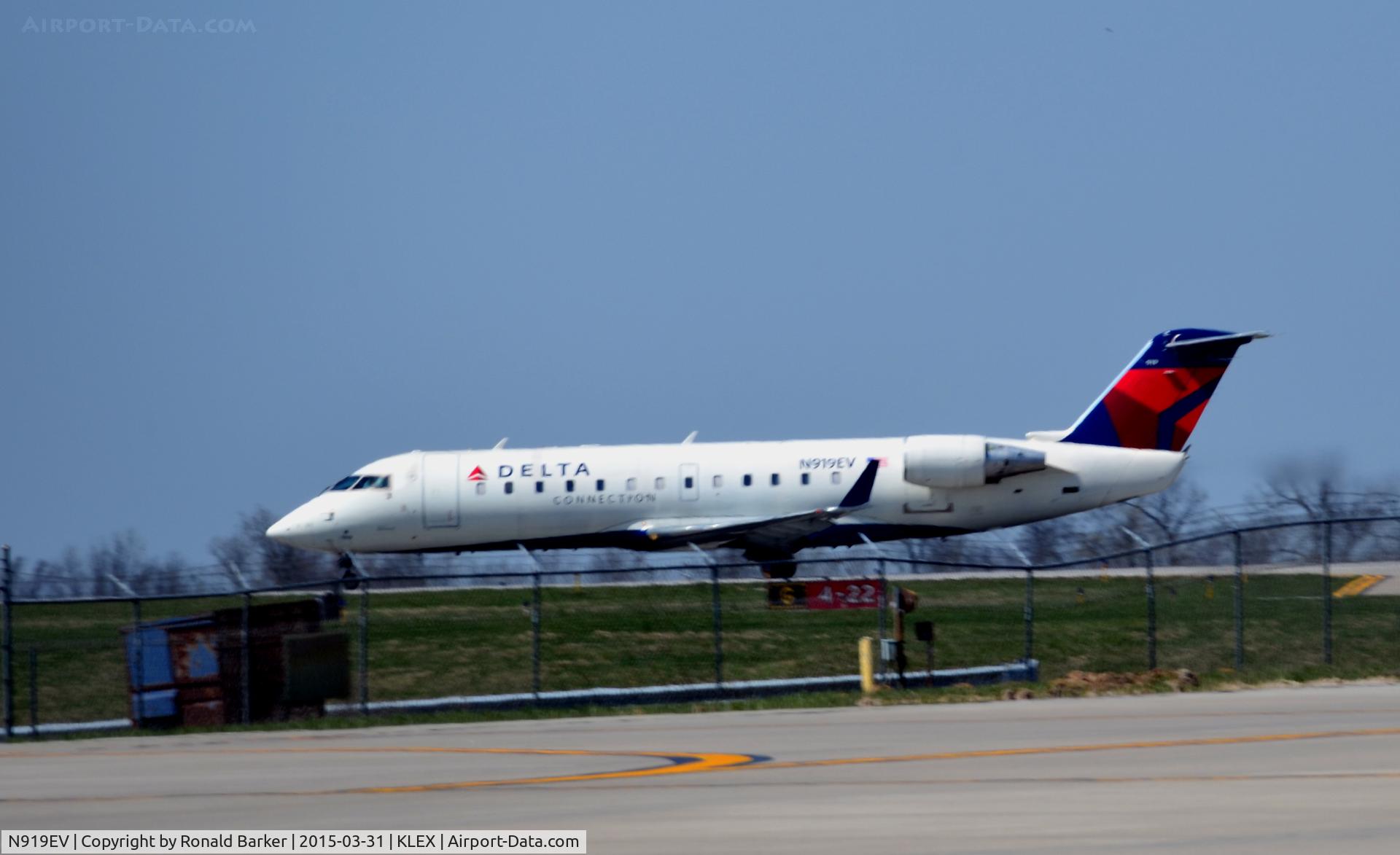 N919EV, 2003 Bombardier CRJ-200ER (CL-600-2B19) C/N 7780, Takeoff Lexington