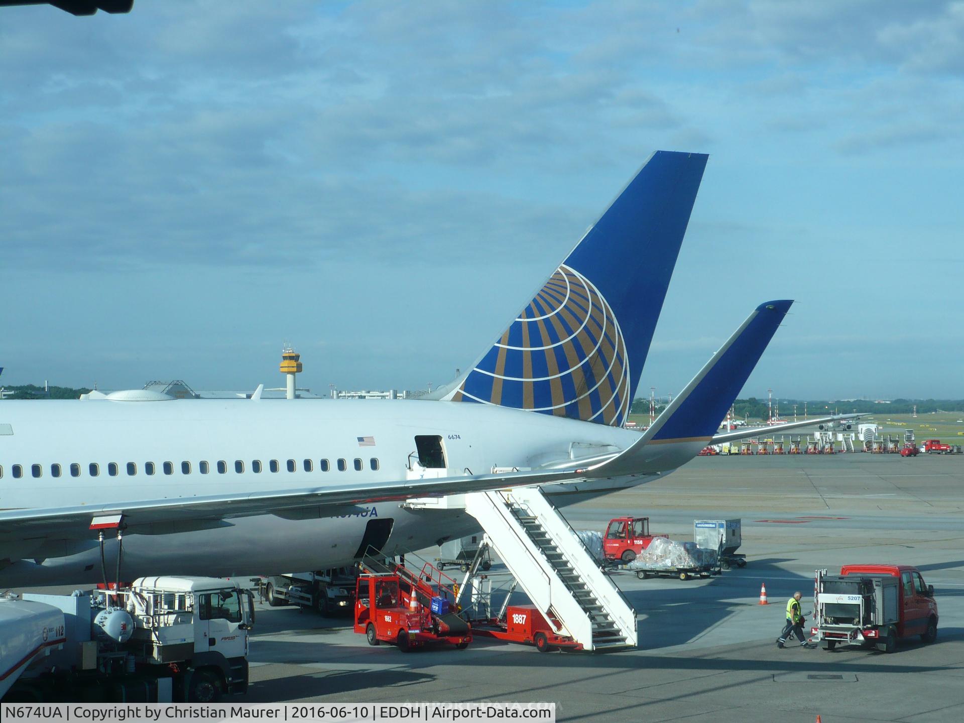 N674UA, 2000 Boeing 767-322 C/N 29242, Boeing 767-322WL loading up to go to Newark NJ