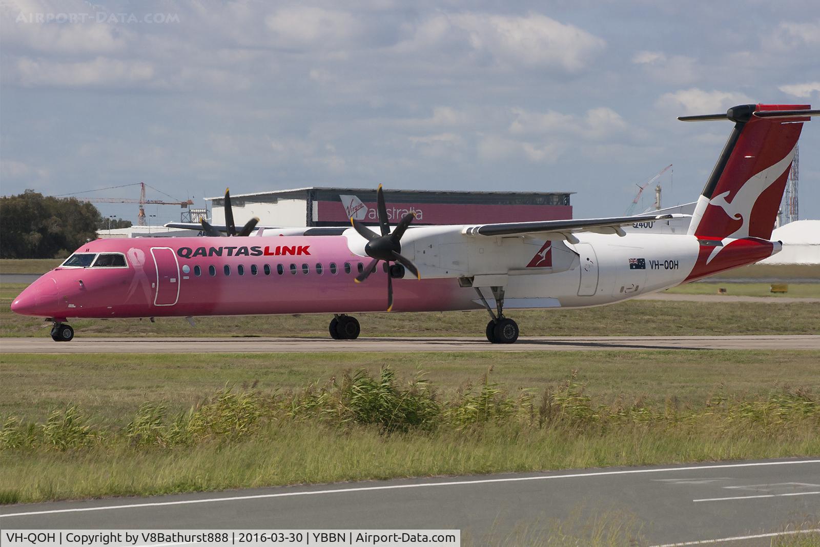 VH-QOH, 2006 Bombardier DHC-8-402 Dash 8 C/N 4132, QOH taxing for departure to Mohranbah