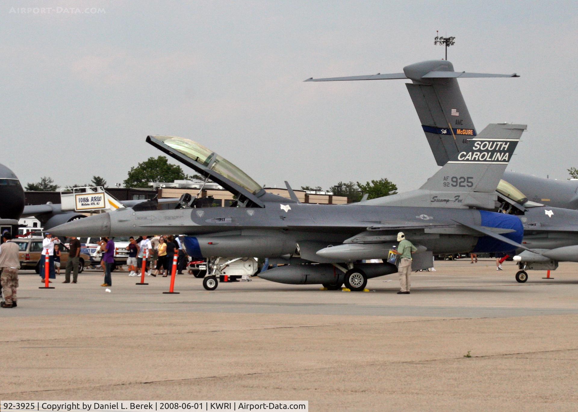 92-3925, 1992 Lockheed F-16D Fighting Falcon C/N CD-38, Spit and polish!