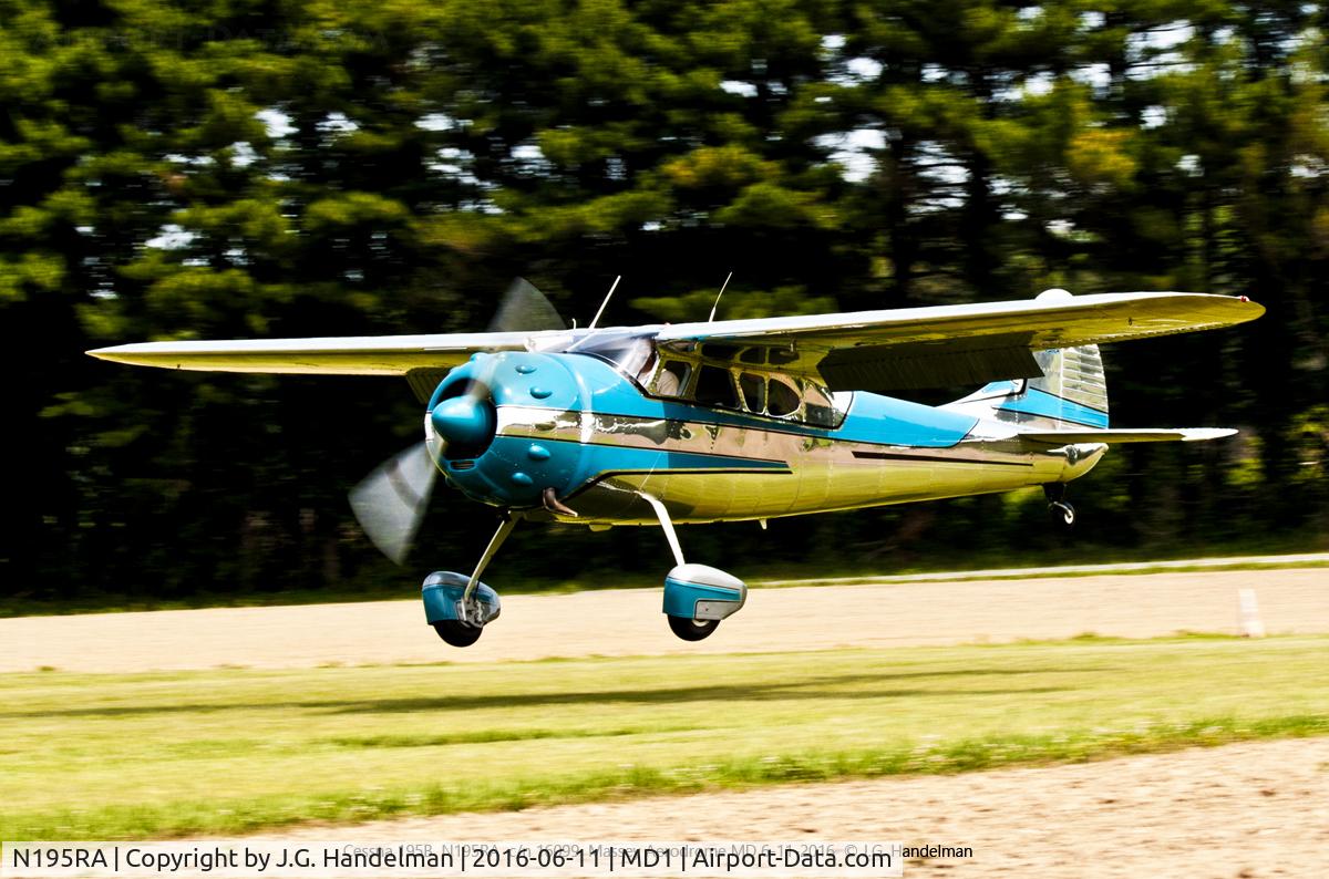N195RA, 2004 American Champion 7GCBC C/N 1364-2004, Landing at MD1.