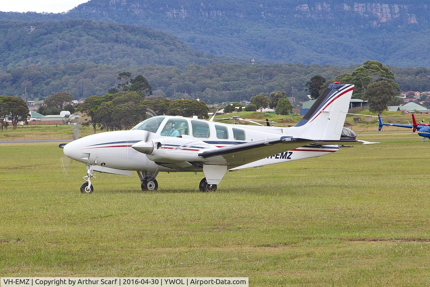 VH-EMZ, 1985 Beech 58 Baron C/N TH-1483, VH-EMZ Wings over Illawarra 2016