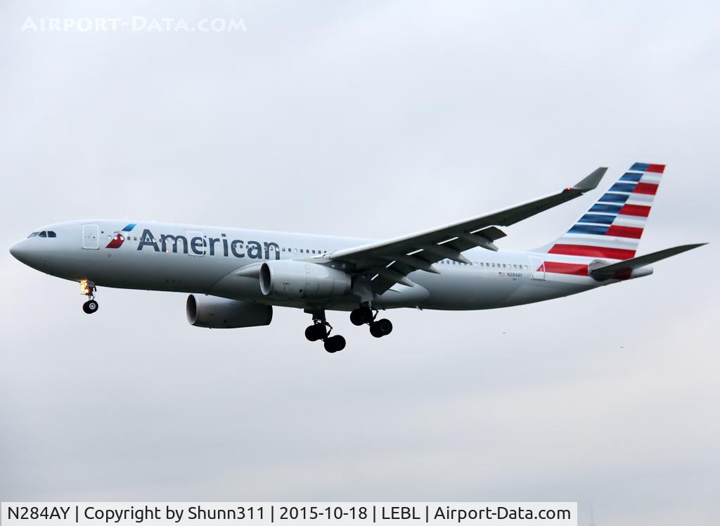 N284AY, 2010 Airbus A330-243 C/N 1095, Landing rwy 25R