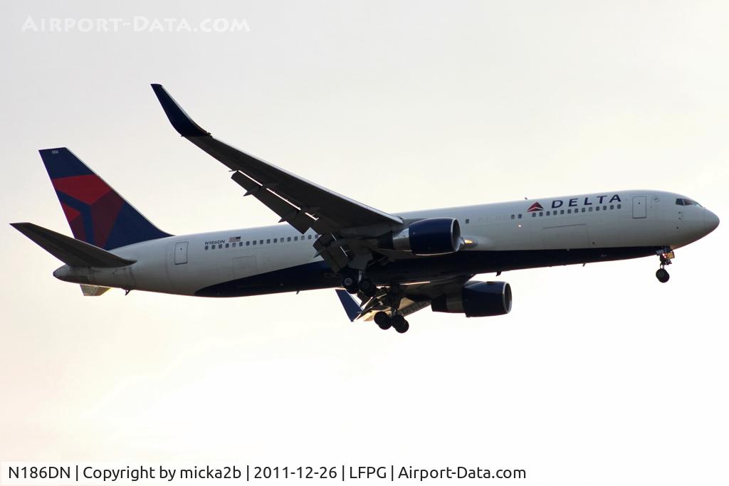 N186DN, 1995 Boeing 767-332 C/N 27962, Landing