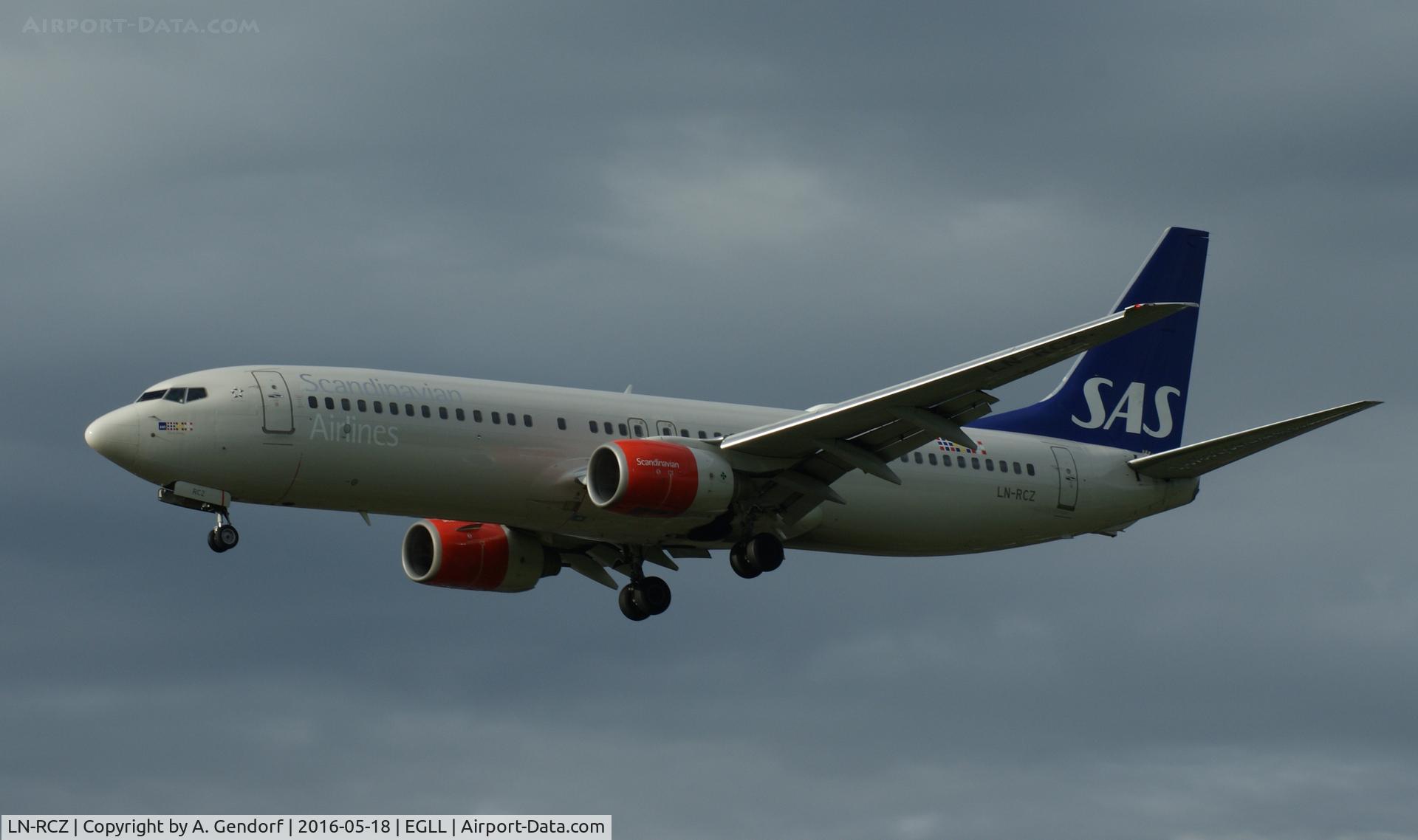 LN-RCZ, 2001 Boeing 737-883 C/N 30197, SAS, is here approaching London Heathrow(EGLL)