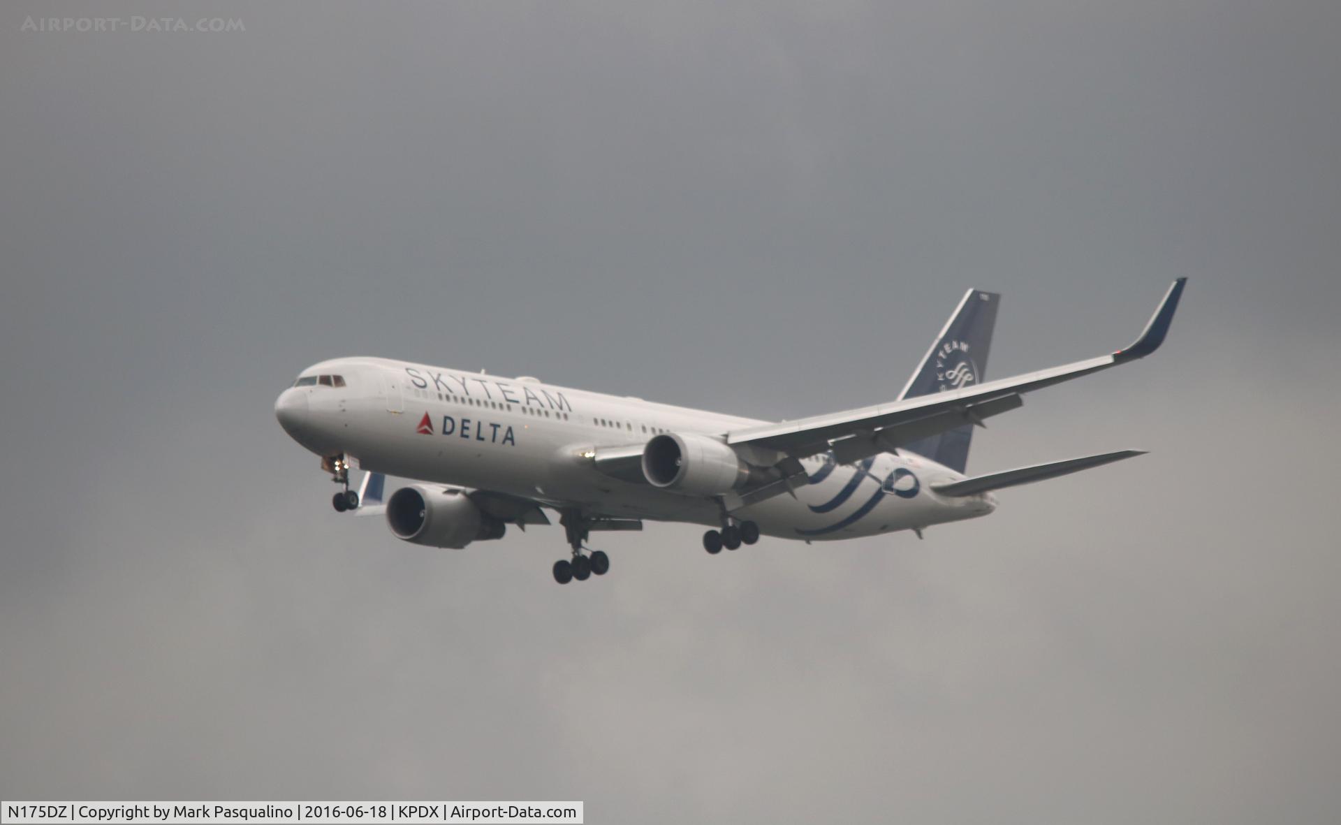 N175DZ, 1999 Boeing 767-332 C/N 29696, Boeing 767-300