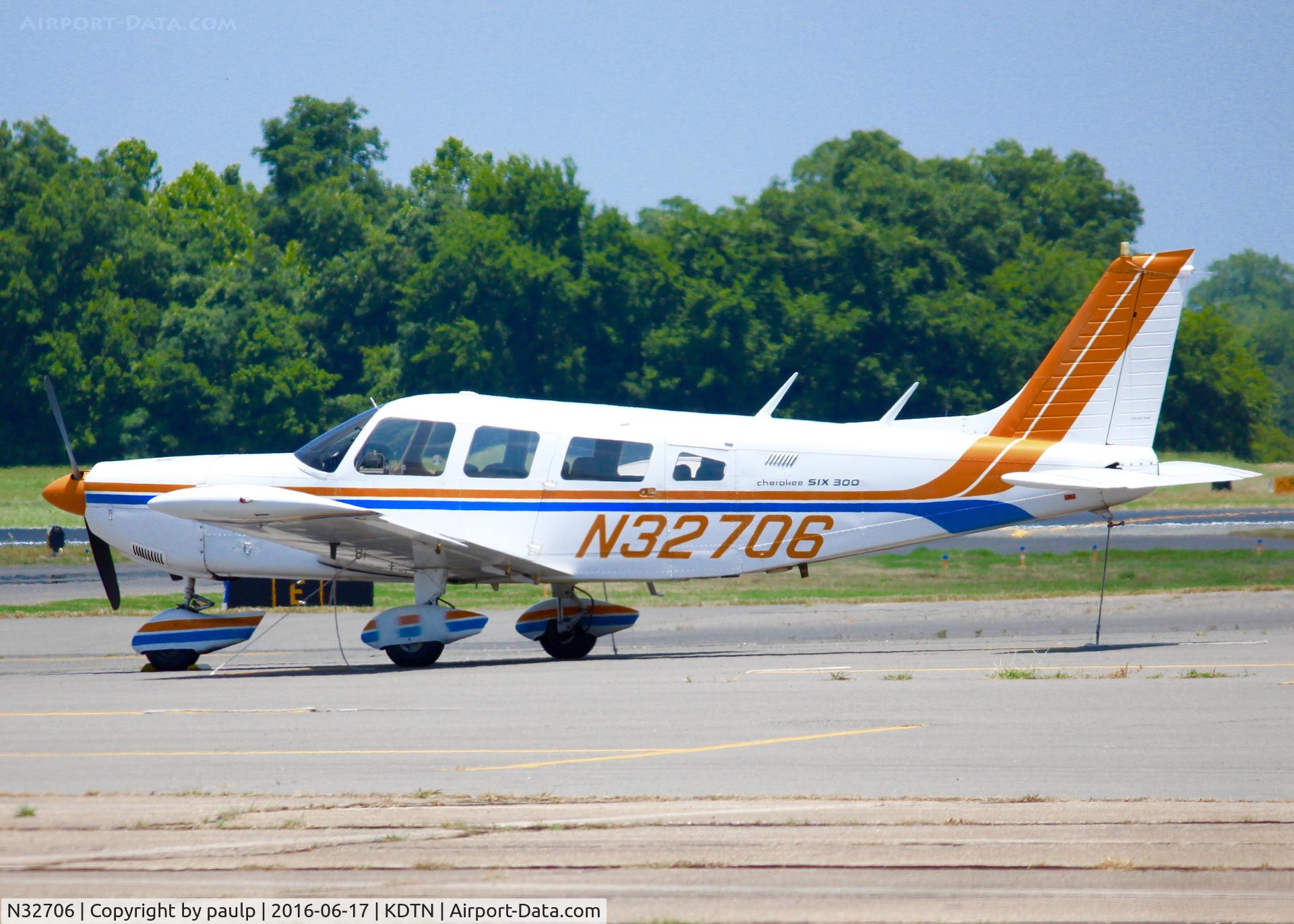 N32706, 1974 Piper PA-32-300 Cherokee Six Cherokee Six C/N 32-7540060, At Downtown Shreveport.