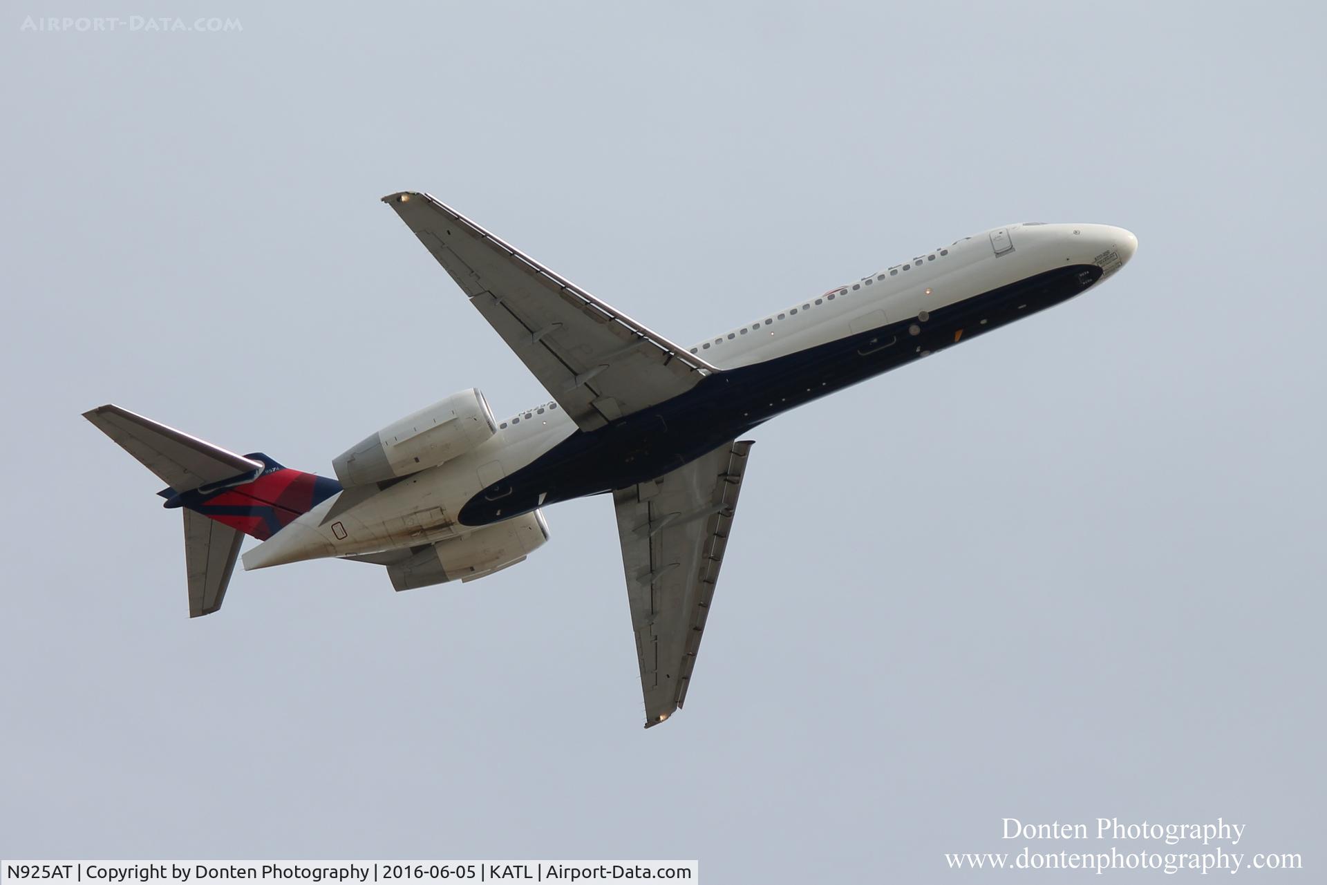 N925AT, 2000 Boeing 717-200 C/N 55079, Delta Flight 1403 (N925AT) departs Hartsfield-Jackson Atlanta International Airport enroute to Northwest Florida Beaches Airport