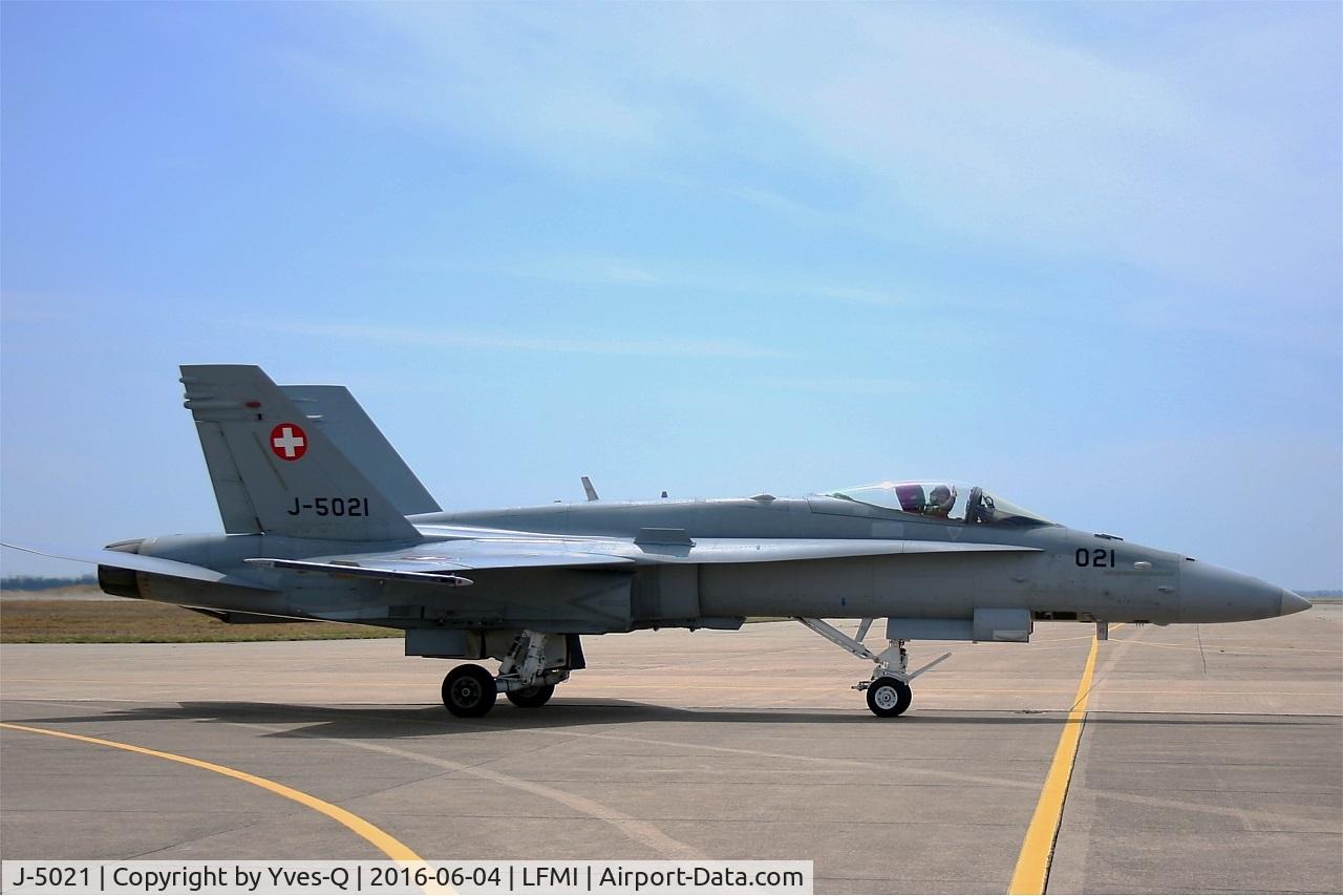 J-5021, McDonnell Douglas F/A-18C Hornet C/N 1370/SFC021, Swiss Air Force McDonnell Douglas FA-18C Hornet, Taxiing to parking area, Istres-Le Tubé Air Base 125 (LFMI-QIE) open day 2016