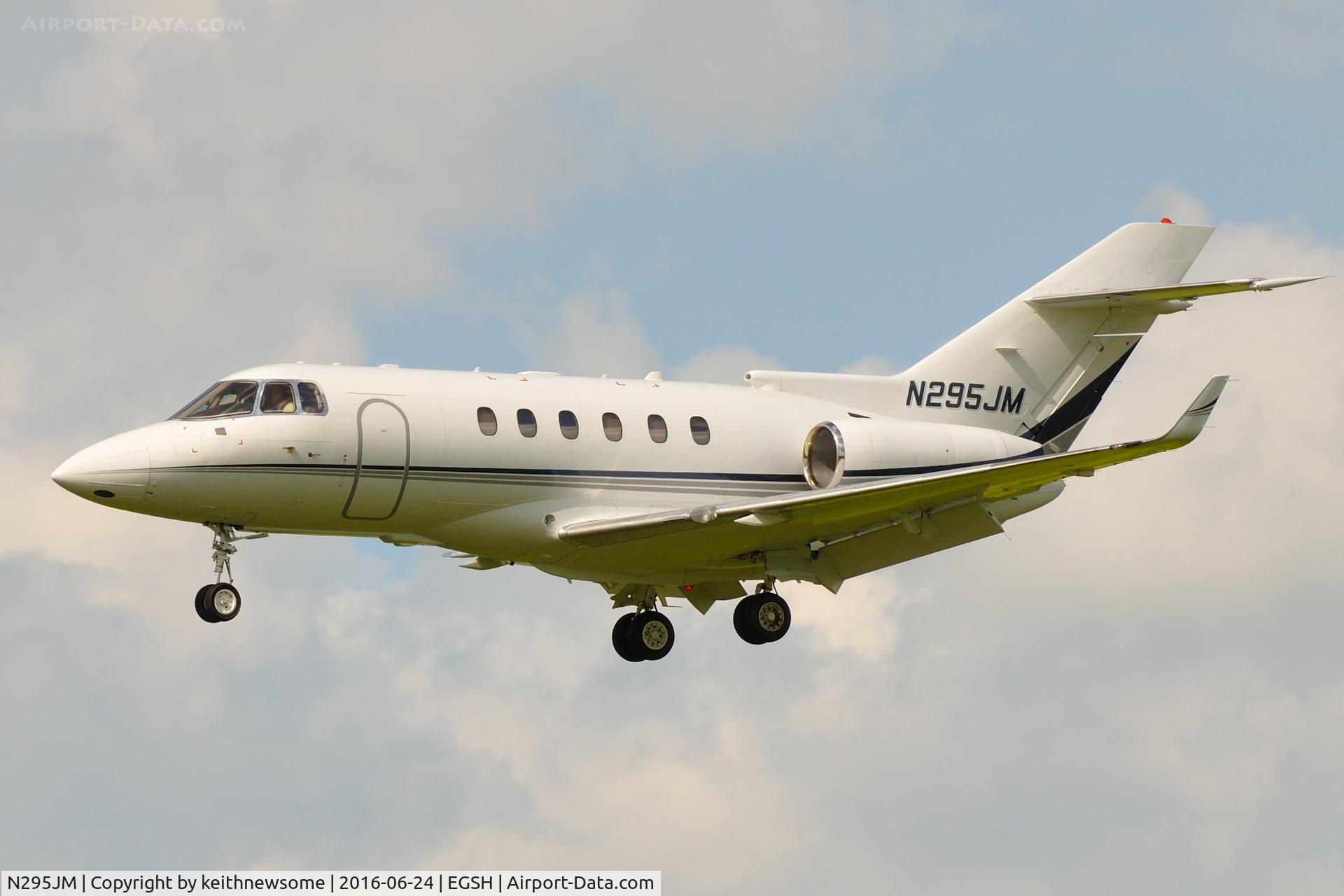 N295JM, 2006 Raytheon Hawker 800XP C/N 258754, Landing onto runway 27.