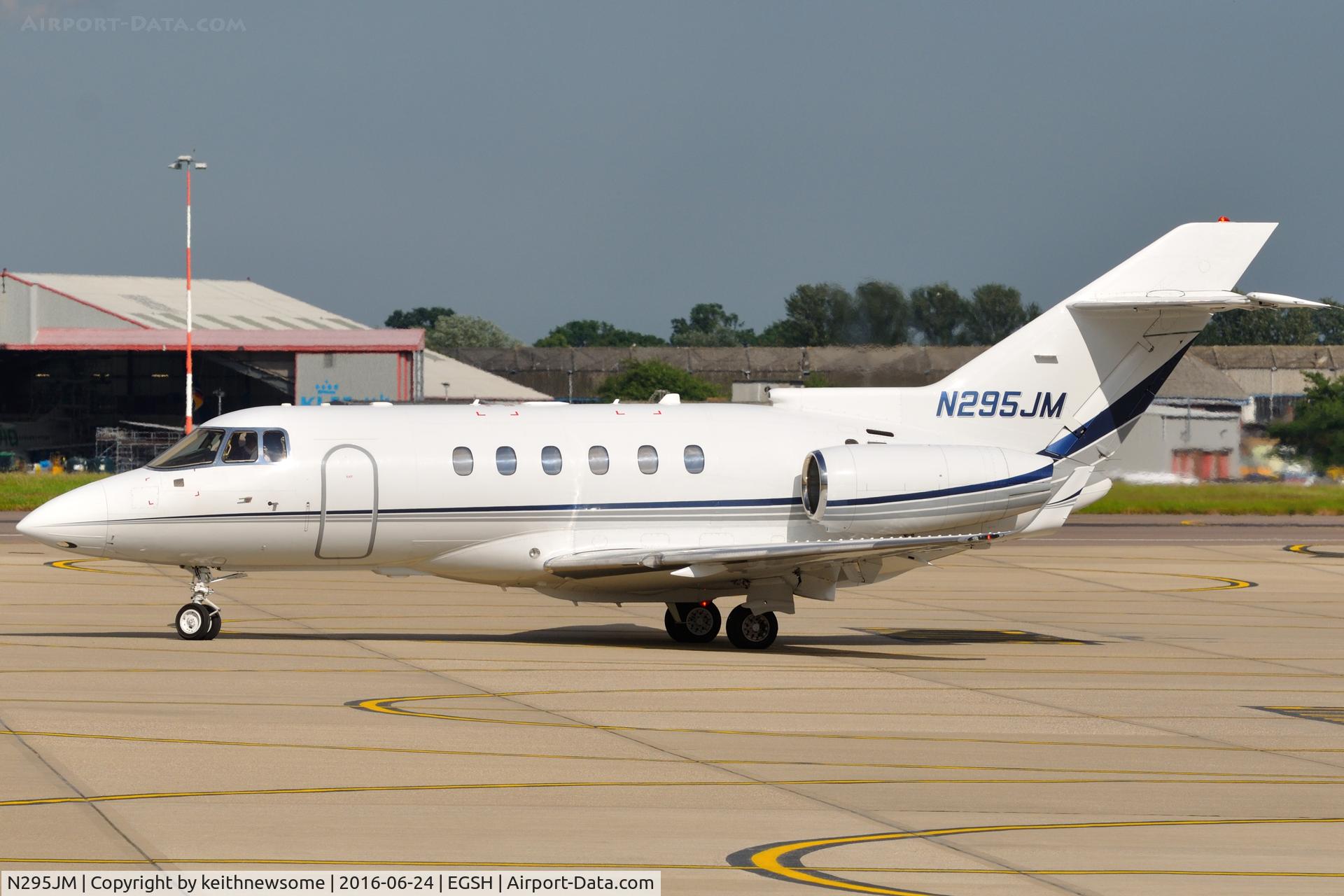 N295JM, 2006 Raytheon Hawker 800XP C/N 258754, Leaving Norwich.