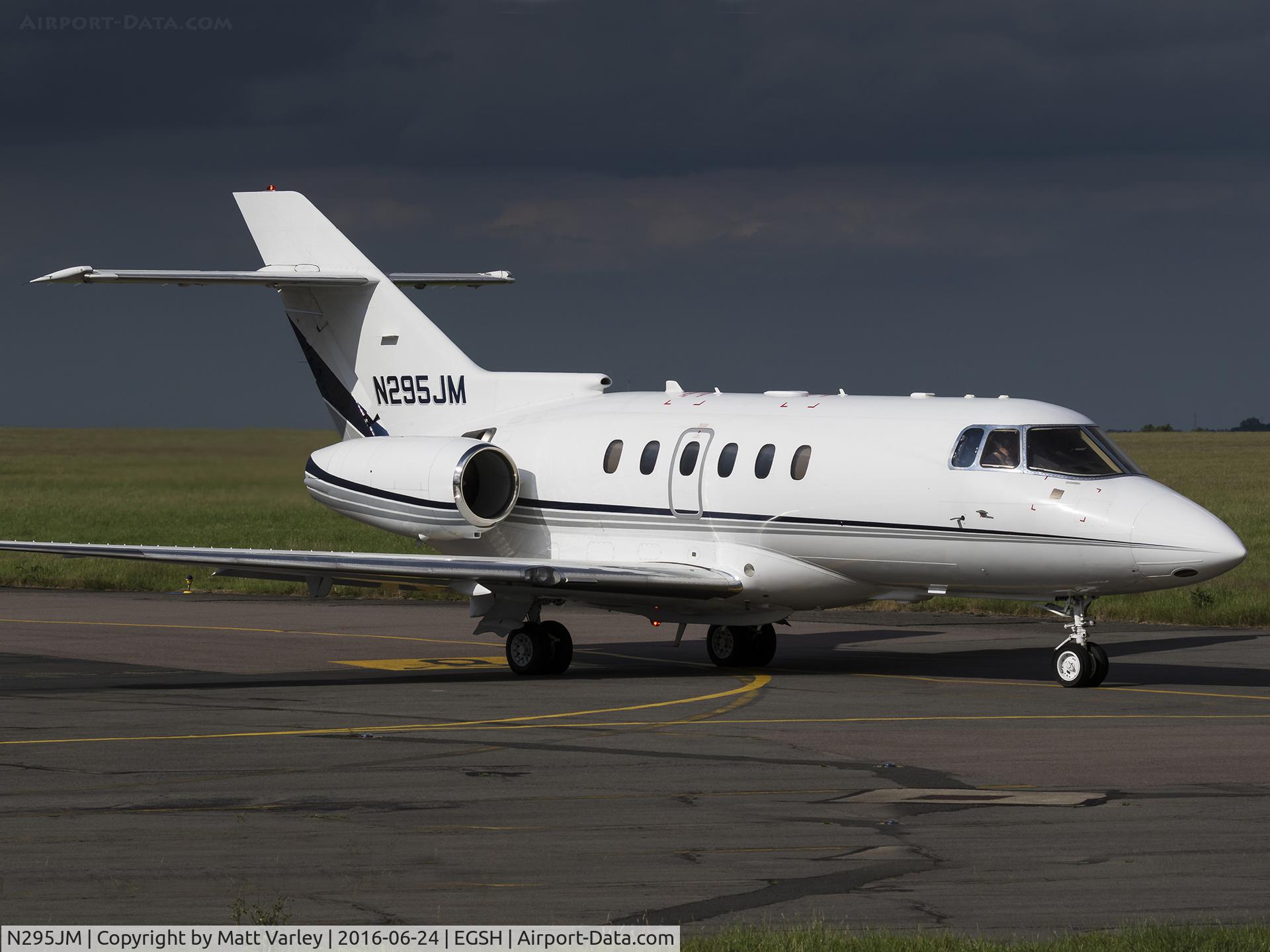 N295JM, 2006 Raytheon Hawker 800XP C/N 258754, Taxiing for departure in some dramatic light...