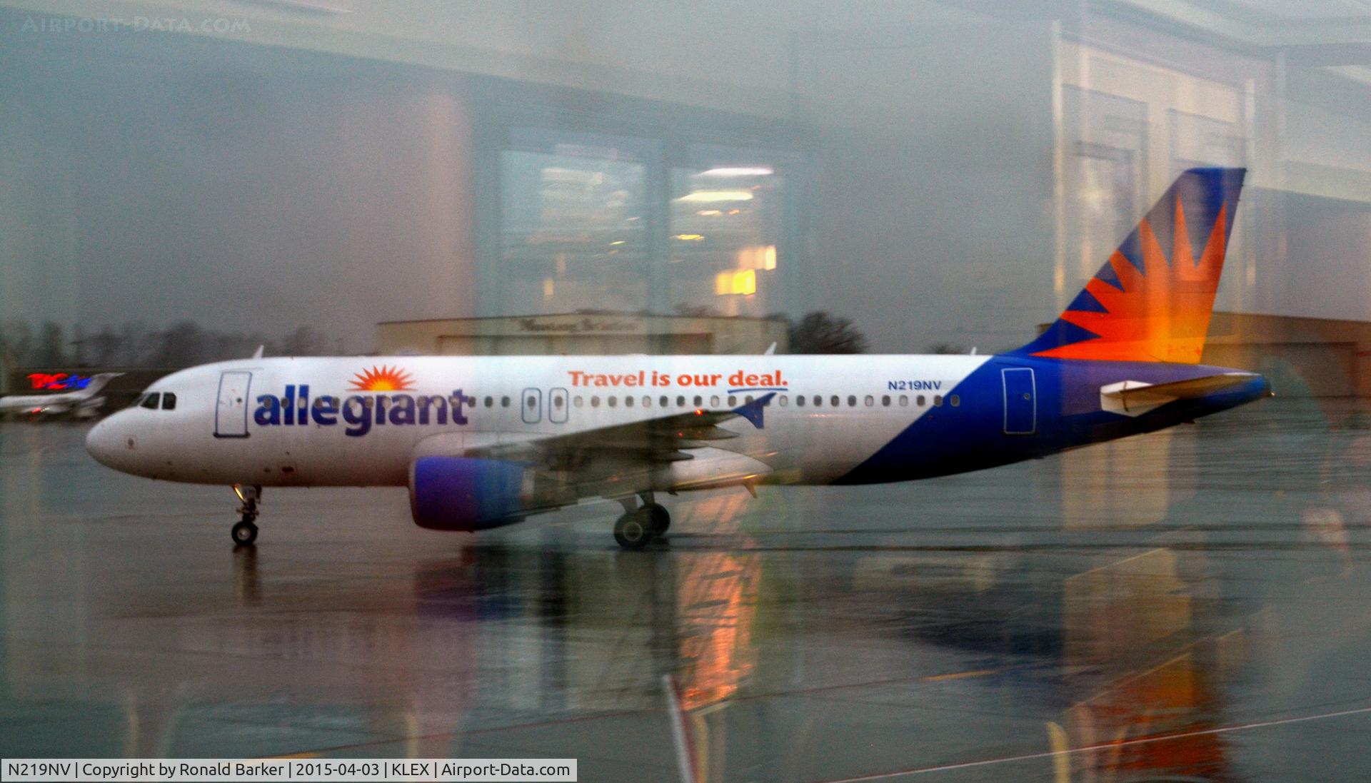 N219NV, 2000 Airbus A320-214 C/N 1255, Taxi Lexington