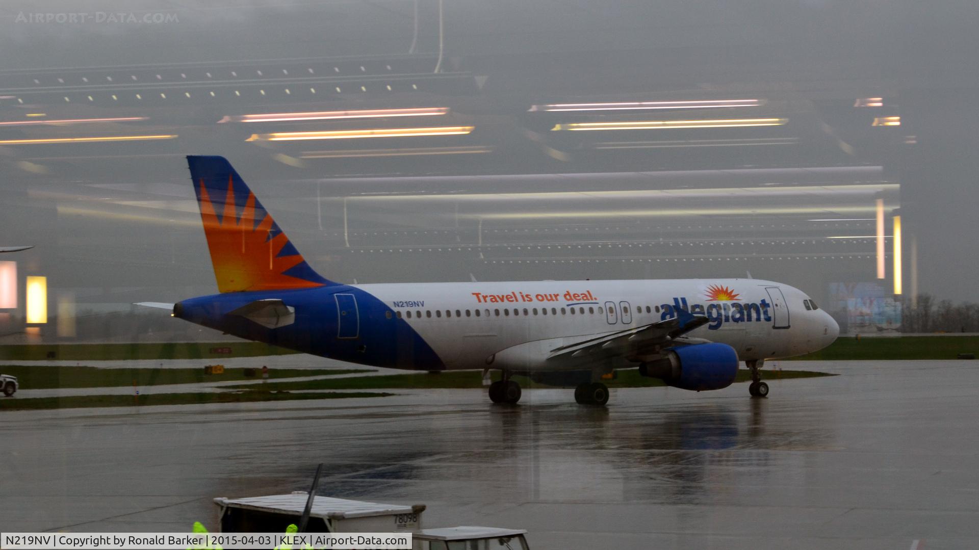 N219NV, 2000 Airbus A320-214 C/N 1255, Taxi Lexington