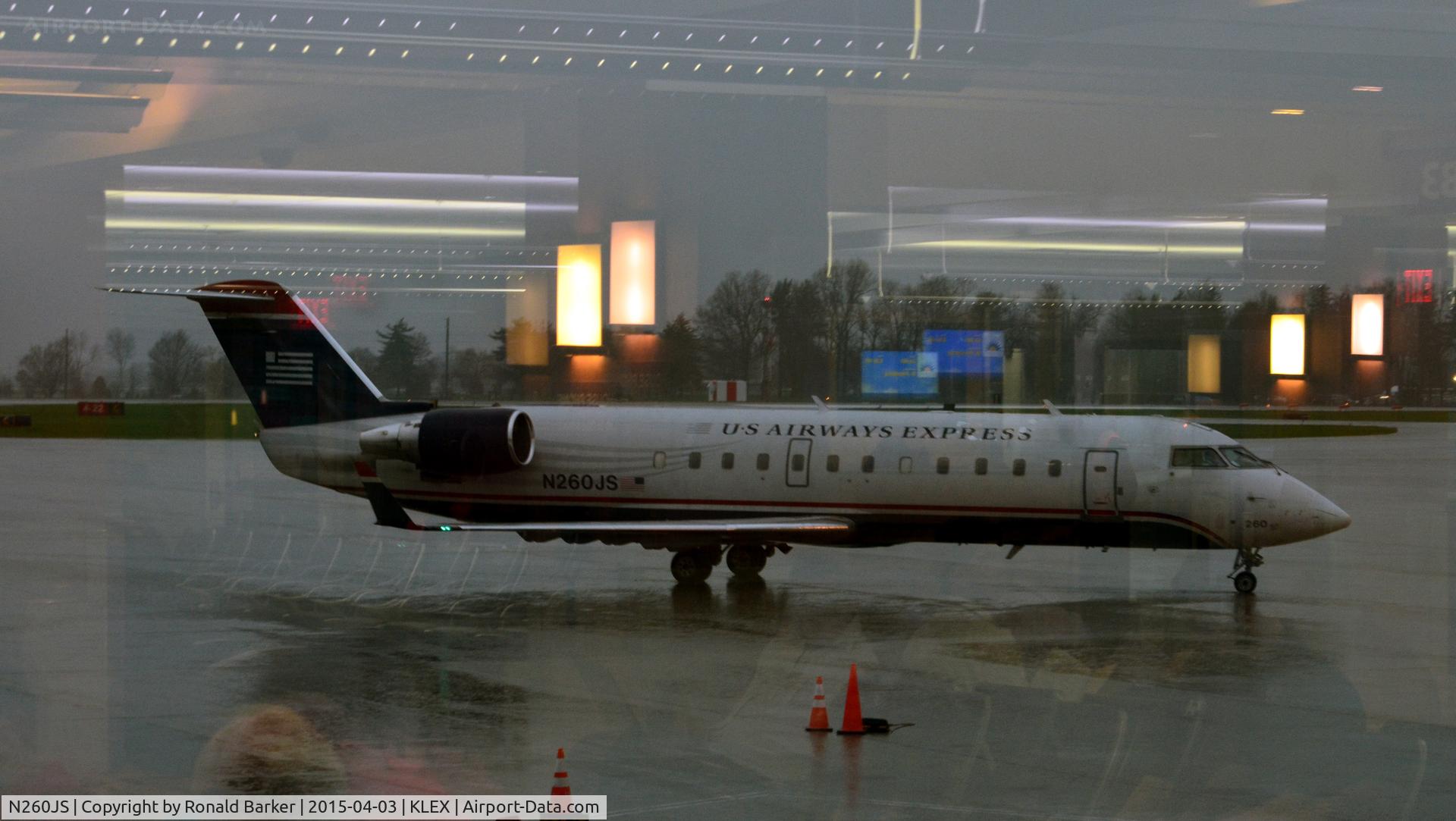N260JS, 2004 Bombardier CRJ-200ER (CL-600-2B19) C/N 7957, Taxi Lexington