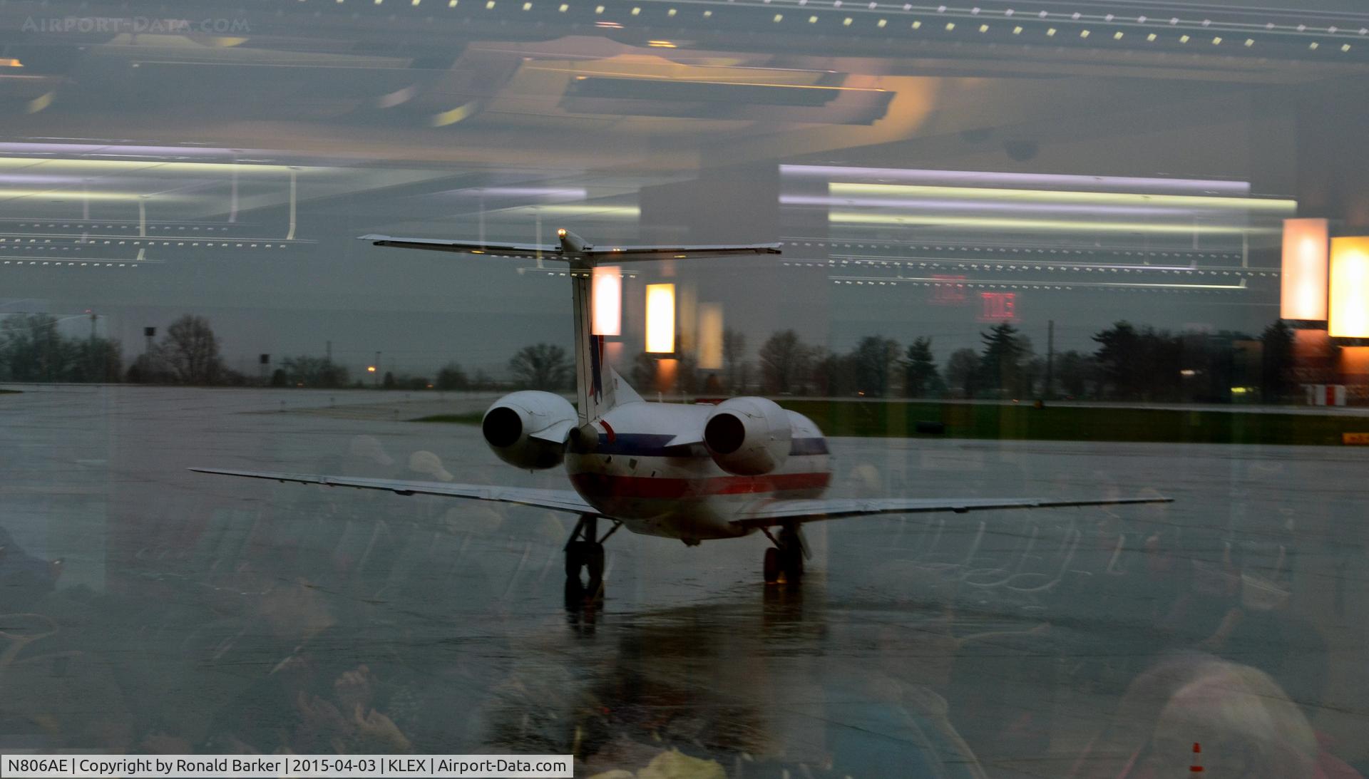 N806AE, 2001 Embraer ERJ-140LR (EMB-135KL) C/N 145503, Taxi Lexington