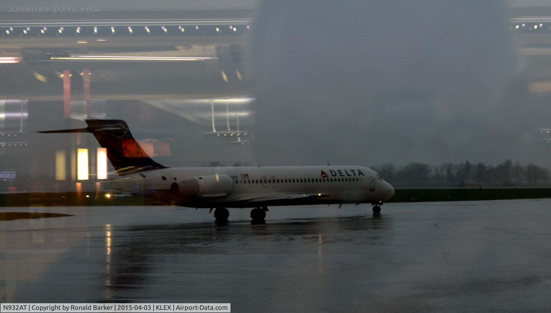 N932AT, 2000 Boeing 717-200 C/N 55073, Taxi Lexington