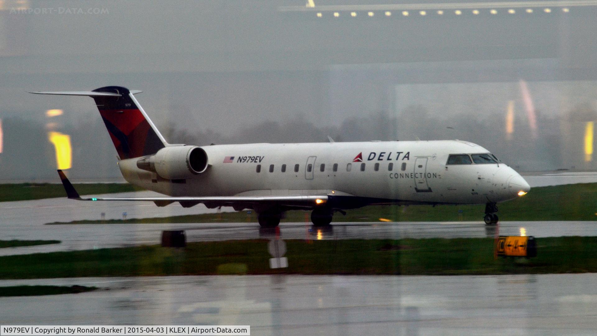 N979EV, 2003 Bombardier CRJ-200ER (CL-600-2B19) C/N 7737, Taxi Lexington
