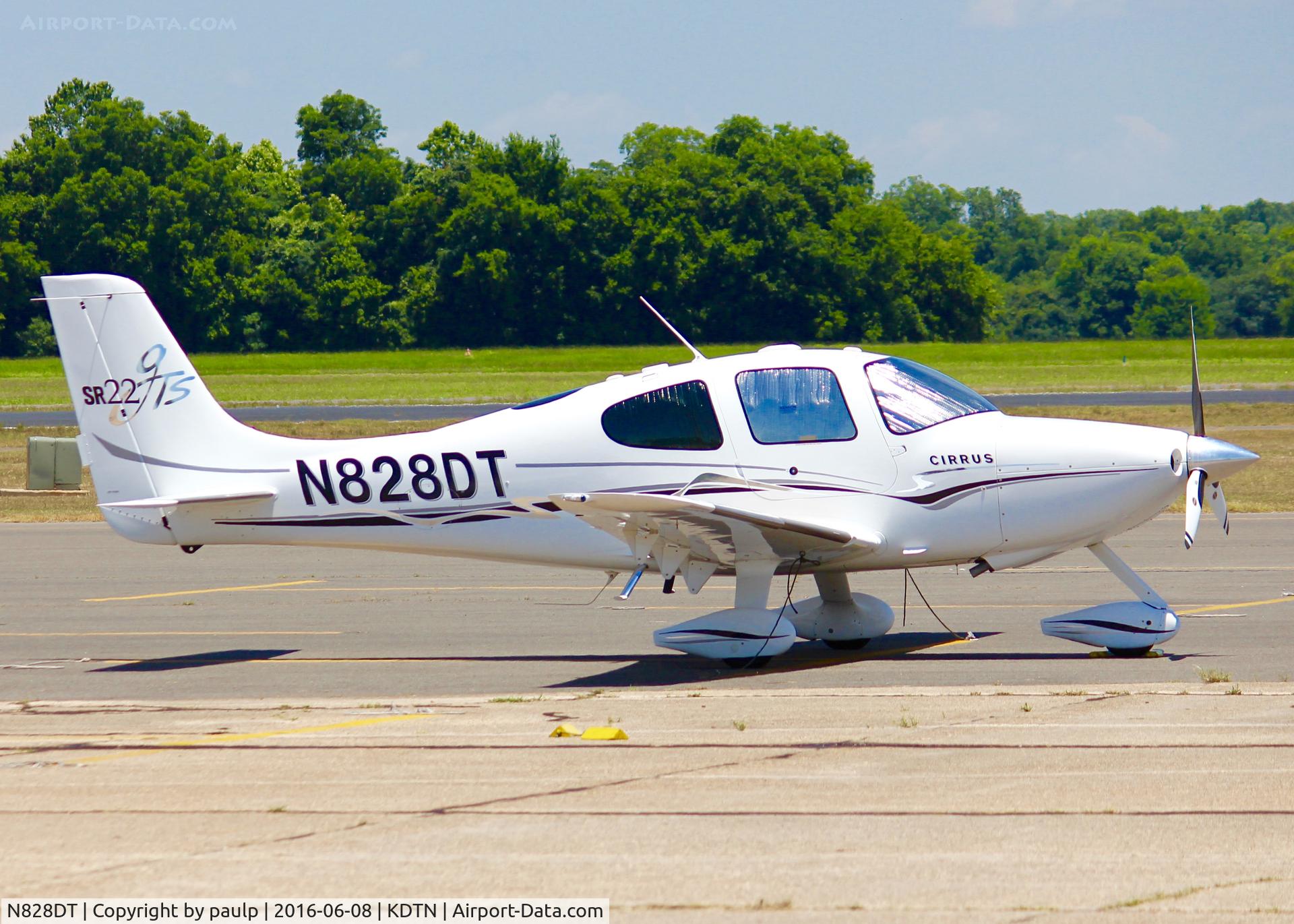 N828DT, 2005 Cirrus SR22 GTS C/N 1648, At Downtown Shreveport.