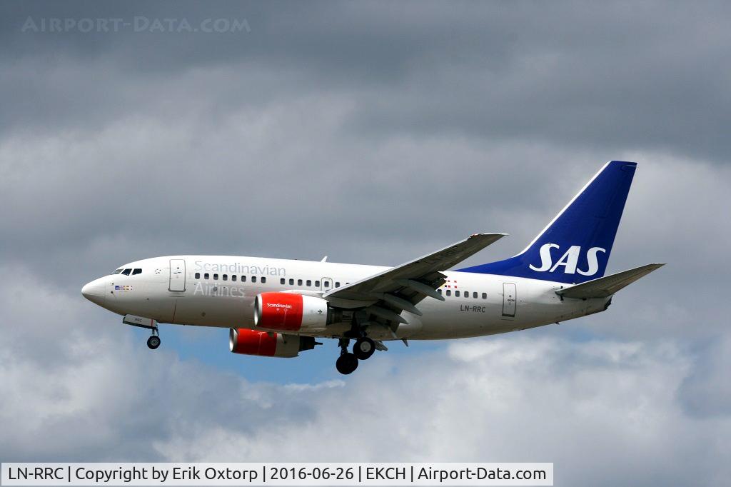 LN-RRC, 1999 Boeing 737-683 C/N 28300, LN-RRC about to land rw 22L