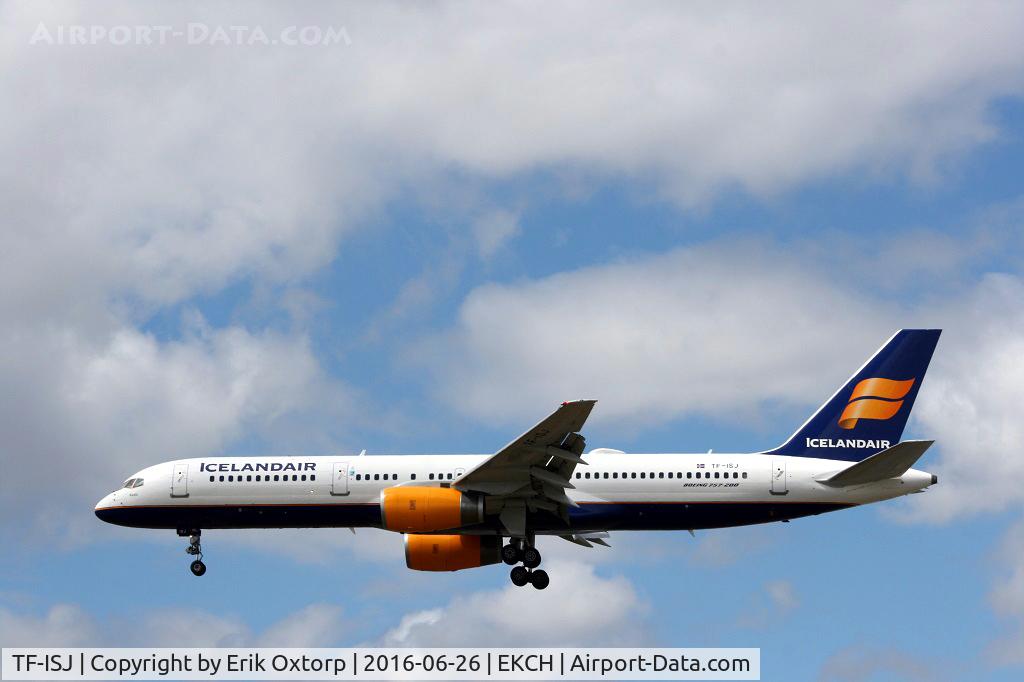 TF-ISJ, 1999 Boeing 757-256 C/N 26249, TF-ISC landing rw 22L