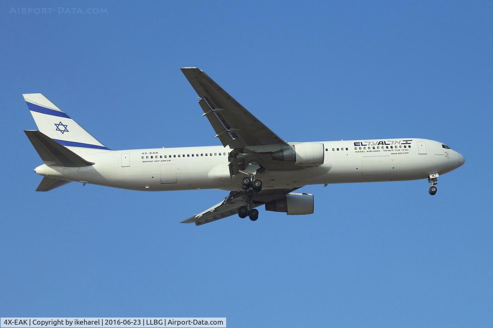 4X-EAK, 1997 Boeing 767-3Q8 C/N 27600, Flight from Bangkok approaching runway 30.