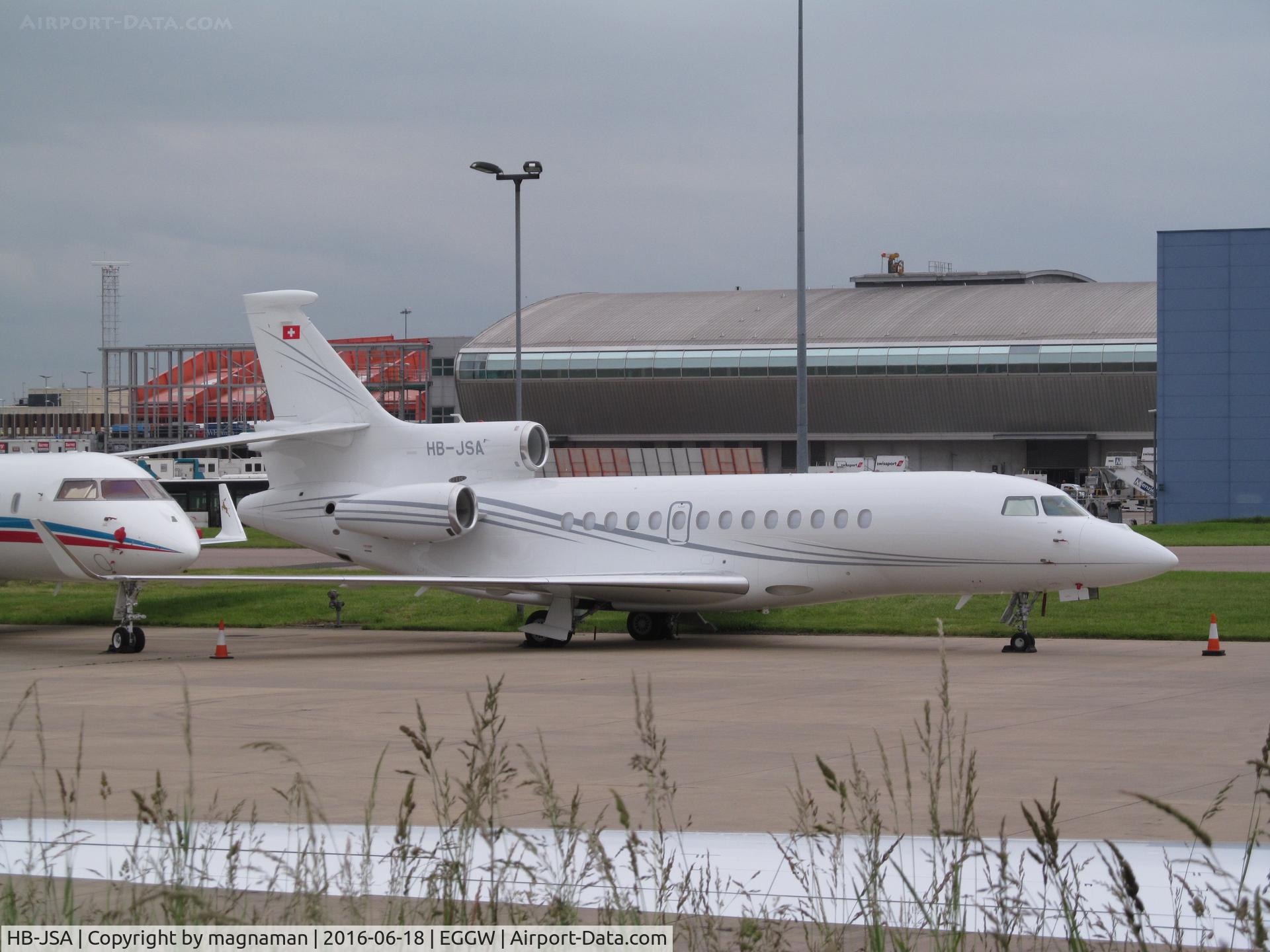 HB-JSA, 2012 Dassault Falcon 7X C/N 161, on apron at luton