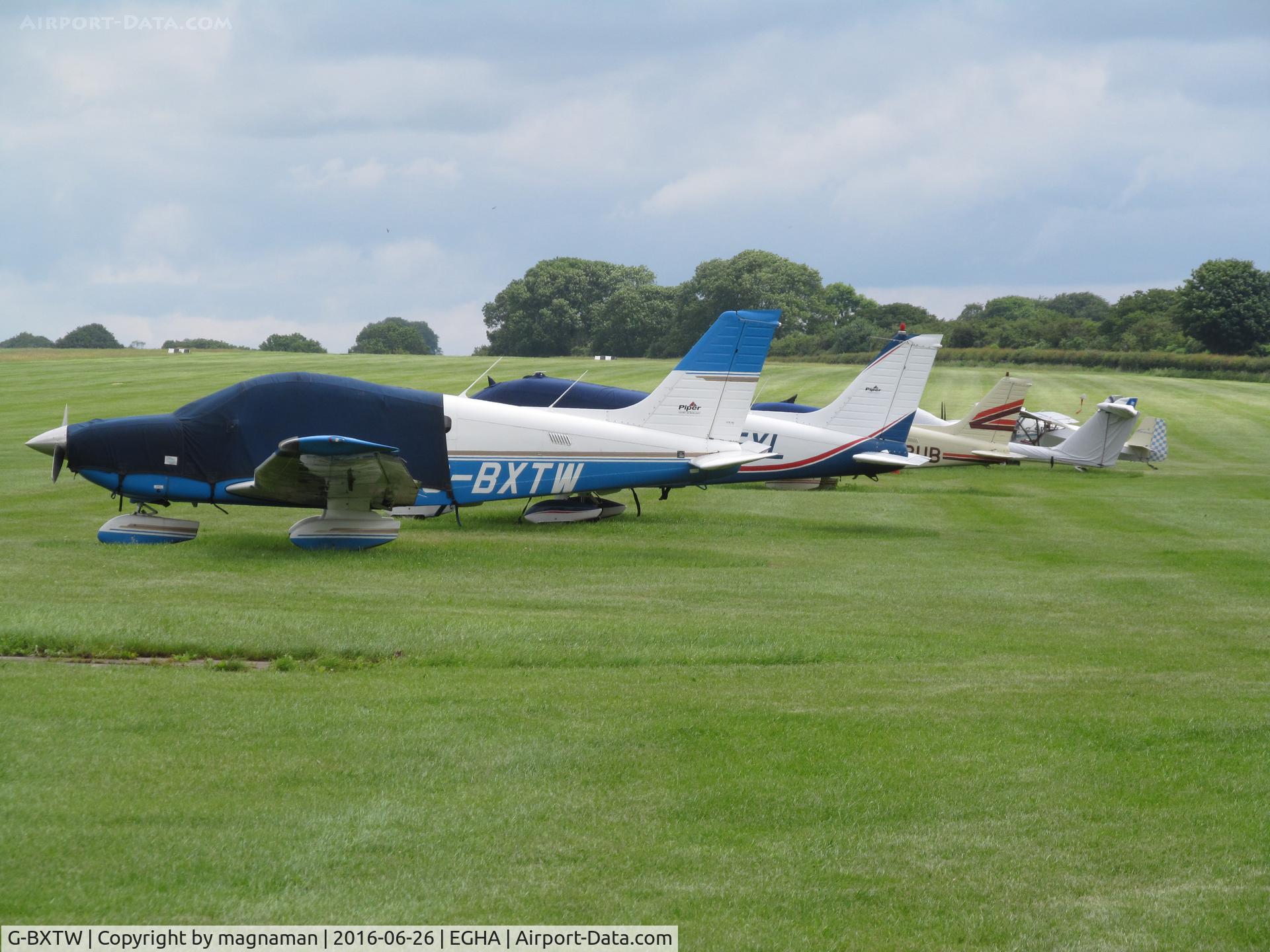 G-BXTW, 1998 Piper PA-28-181 Cherokee Archer III C/N 2843137, short line up today