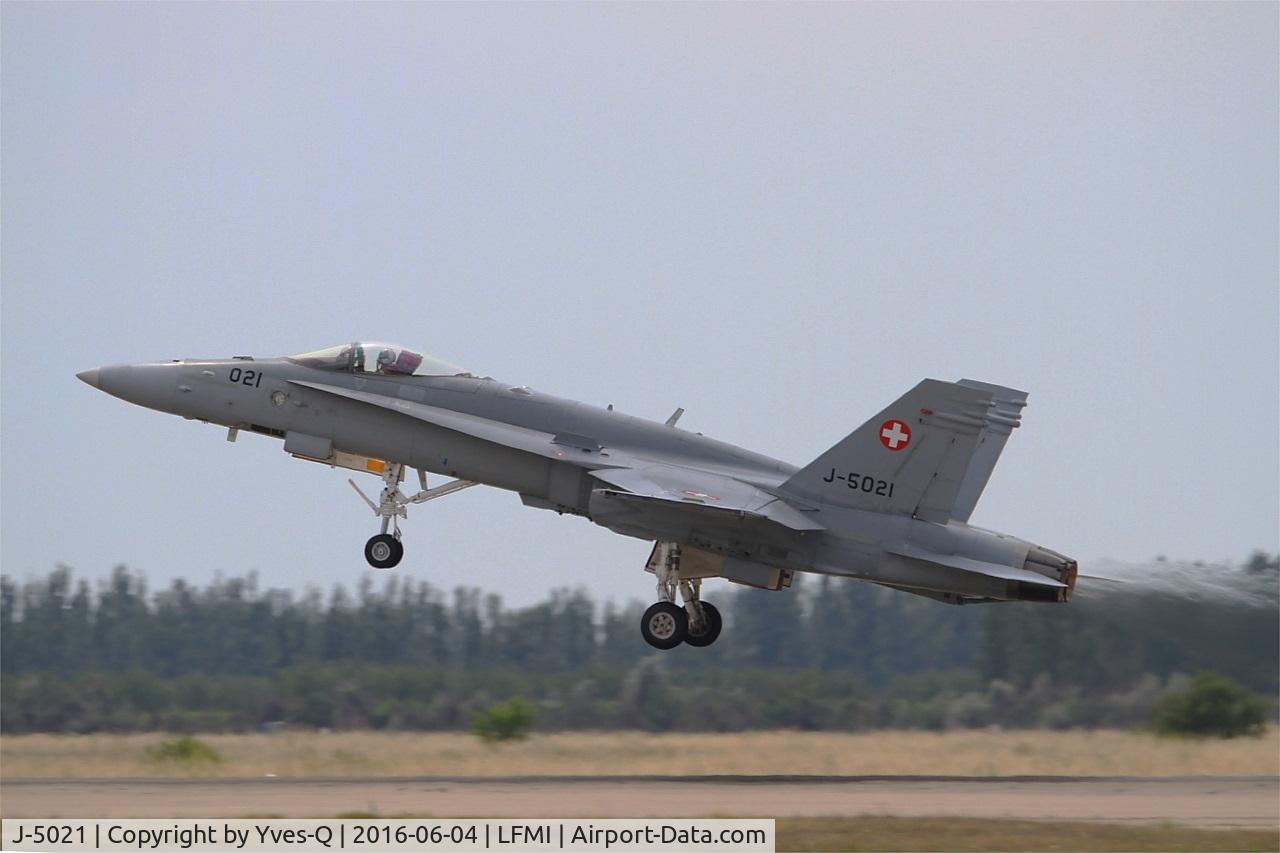 J-5021, McDonnell Douglas F/A-18C Hornet C/N 1370/SFC021, McDonnell Douglas FA-18C Hornet, Take off rwy 15, Istres-Le Tubé Air Base 125 (LFMI-QIE) open day 2016