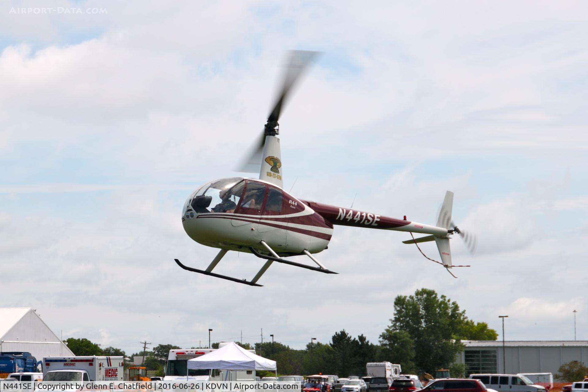 N441SE, 1998 Robinson R44 C/N 0485, At the Davenport Air Show