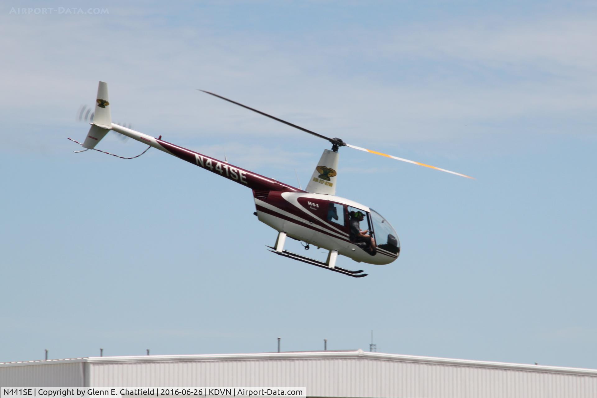 N441SE, 1998 Robinson R44 C/N 0485, At the Davenport Air Show