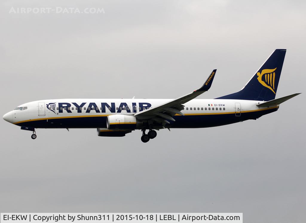 EI-EKW, 2010 Boeing 737-8AS C/N 38506, Landing rwy 25R