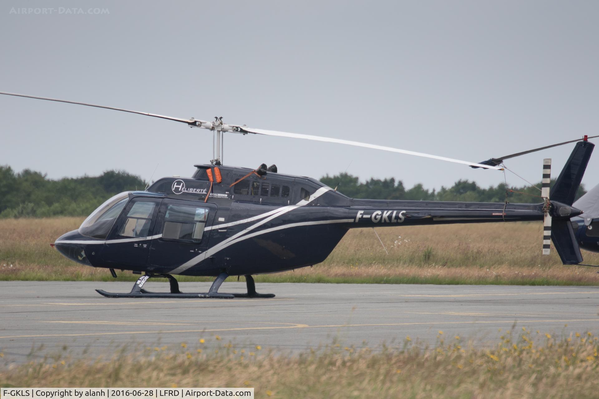 F-GKLS, Agusta AB-206B JetRanger II C/N 8441, Parked at Dinard