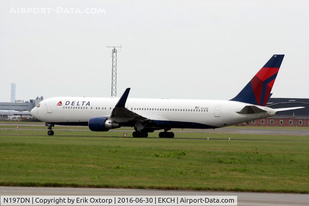 N197DN, 1997 Boeing 767-332 C/N 28454, N197DN just arrived rw 22L