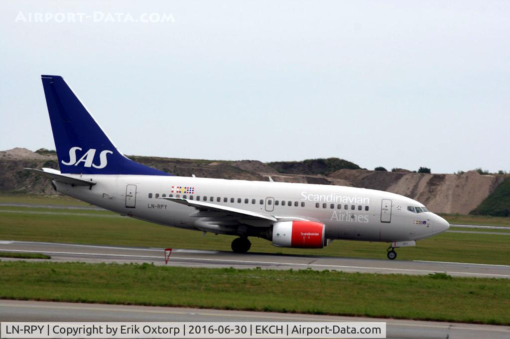 LN-RPY, 1998 Boeing 737-683 C/N 28292, LN-RPY taking off rw 22R