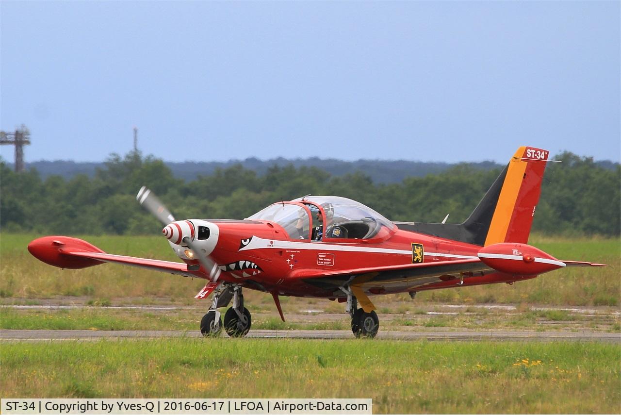 ST-34, SIAI-Marchetti SF-260MB C/N 10-34, Belgian Red Devil Team SIAI-Marchetti SF-260M, Taxiing to holding point rwy 24, Avord Air Base 702 (LFOA) Open day 2016