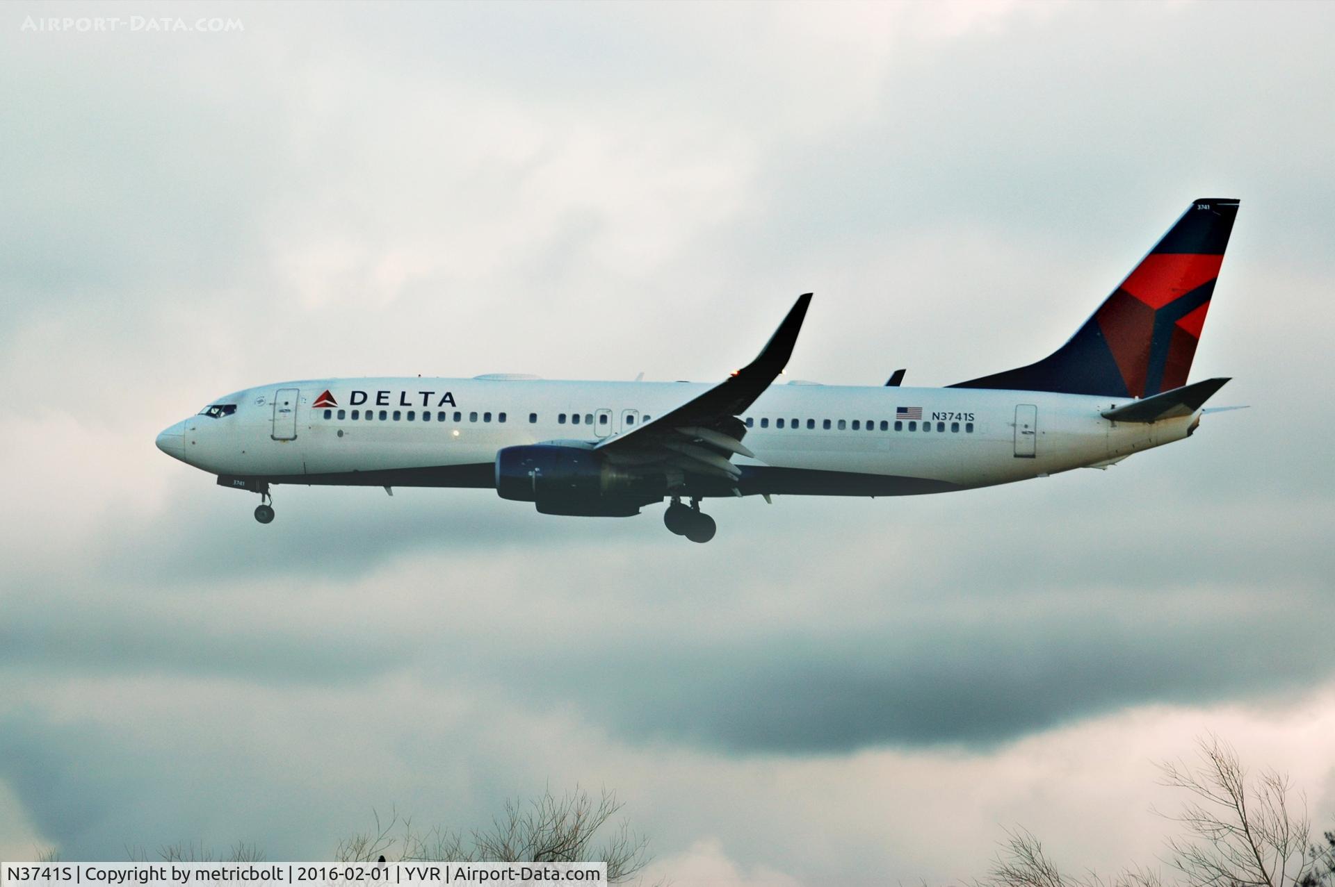N3741S, 2001 Boeing 737-832 C/N 30487, Evening arrival at YVR
