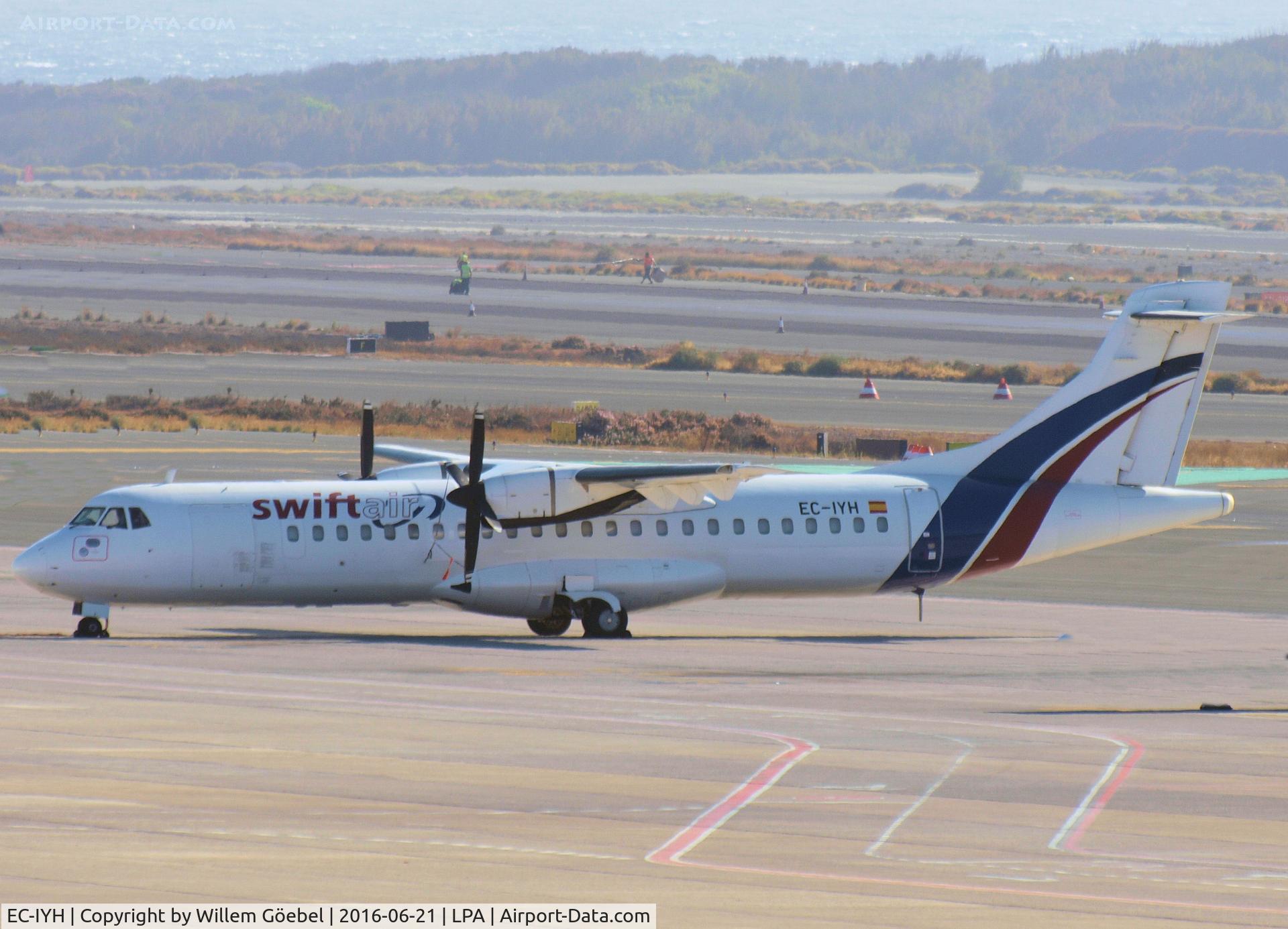 EC-IYH, 1992 ATR 72-202 C/N 330, Parking on the platform of LPA