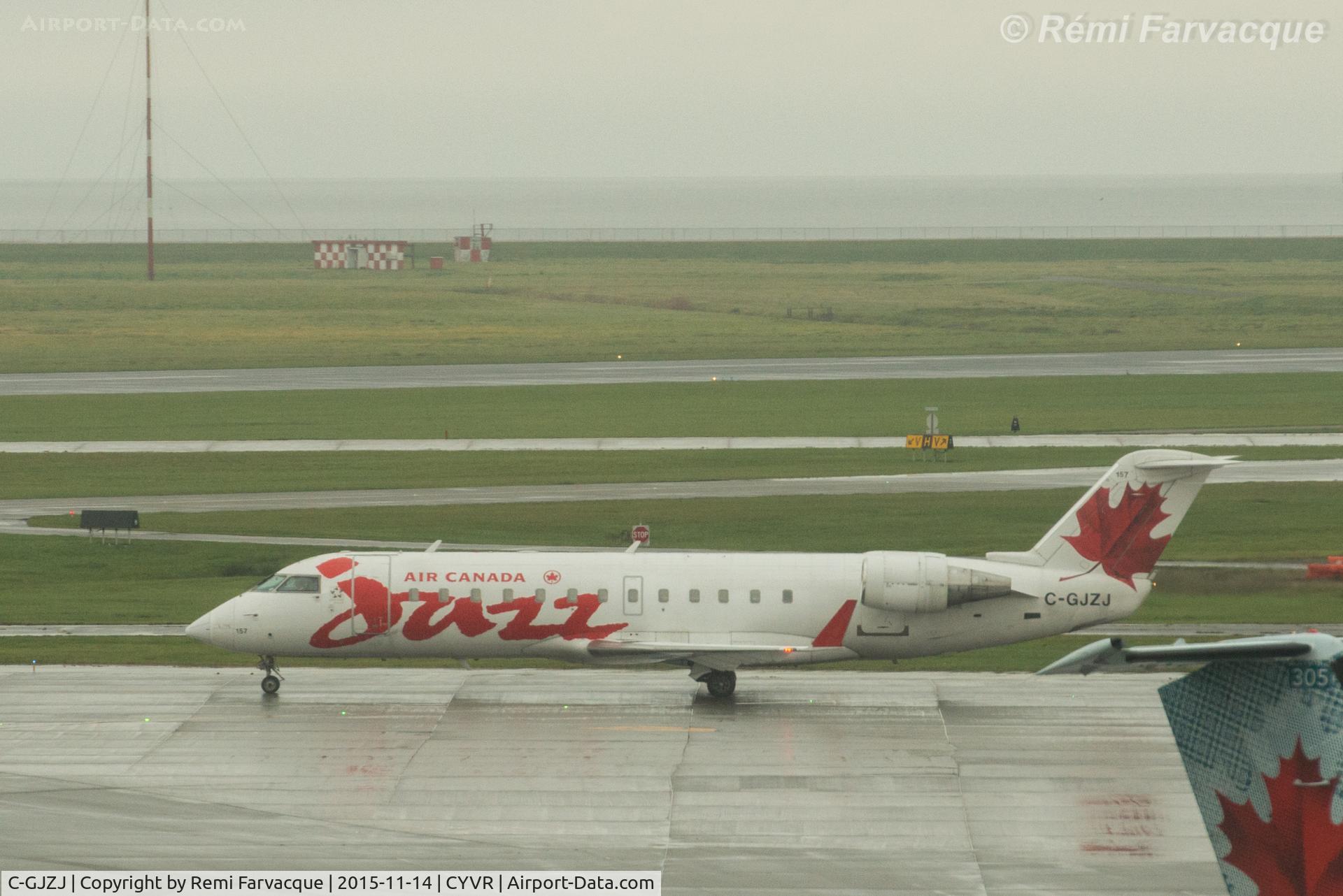 C-GJZJ, 2001 Bombardier CRJ-200ER (CL-600-2B19) C/N 7553, Taxiing for departure south runway