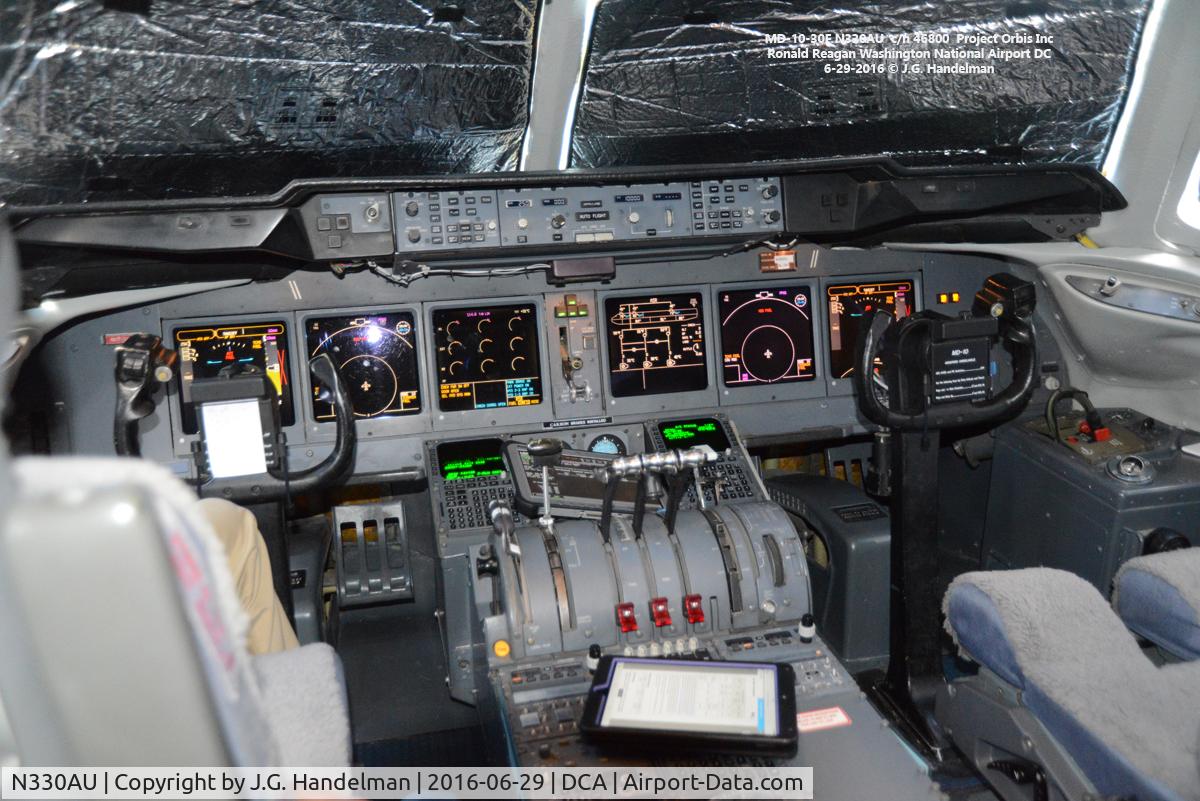 N330AU, 1973 McDonnell Douglas MD-10-30F C/N 46800, MD-10-30F cockpit.