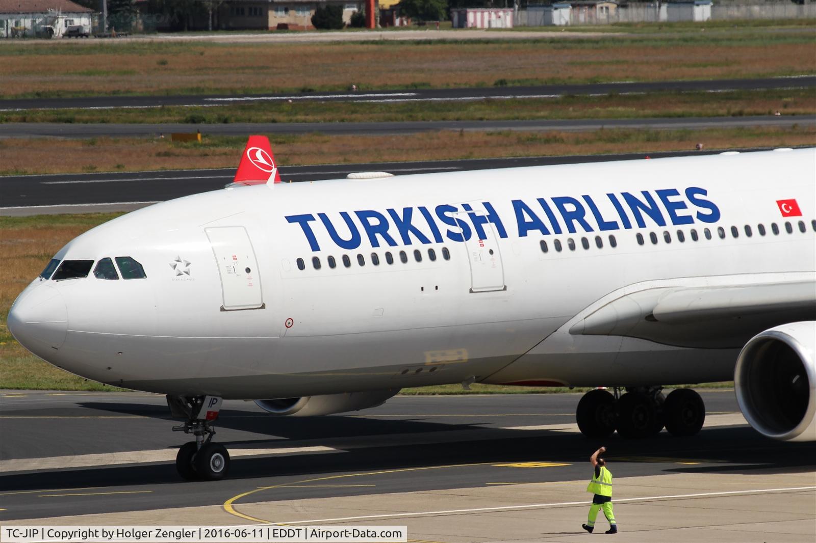 TC-JIP, 2007 Airbus A330-223 C/N 876, Waving good bye for a huge IST shuttle......